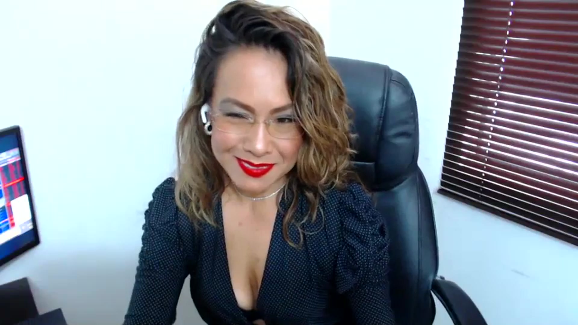 Gallery image thumbnail from office_secret's myfreecams stream on, 09/07/2023, 17:21 image 4 of 20