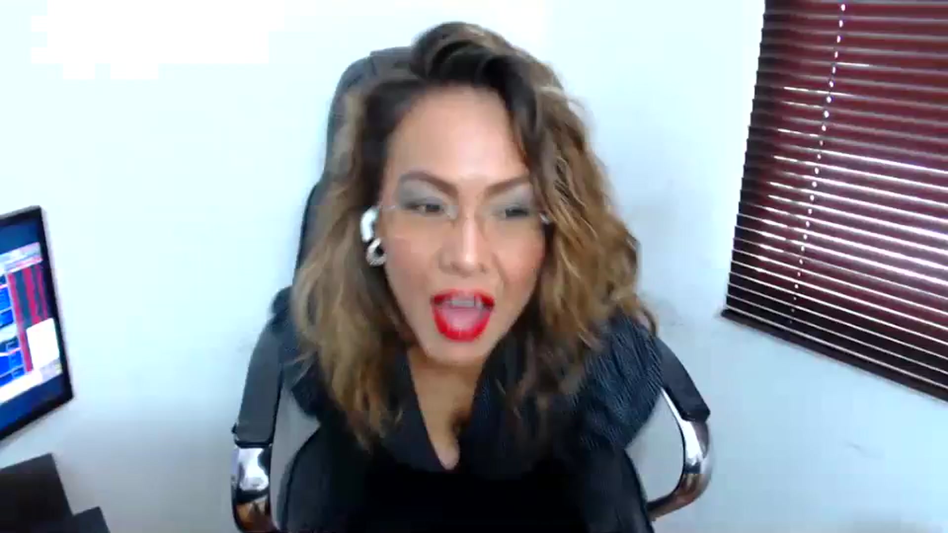 Gallery image thumbnail from office_secret's myfreecams stream on, 09/07/2023, 17:21 image 6 of 20