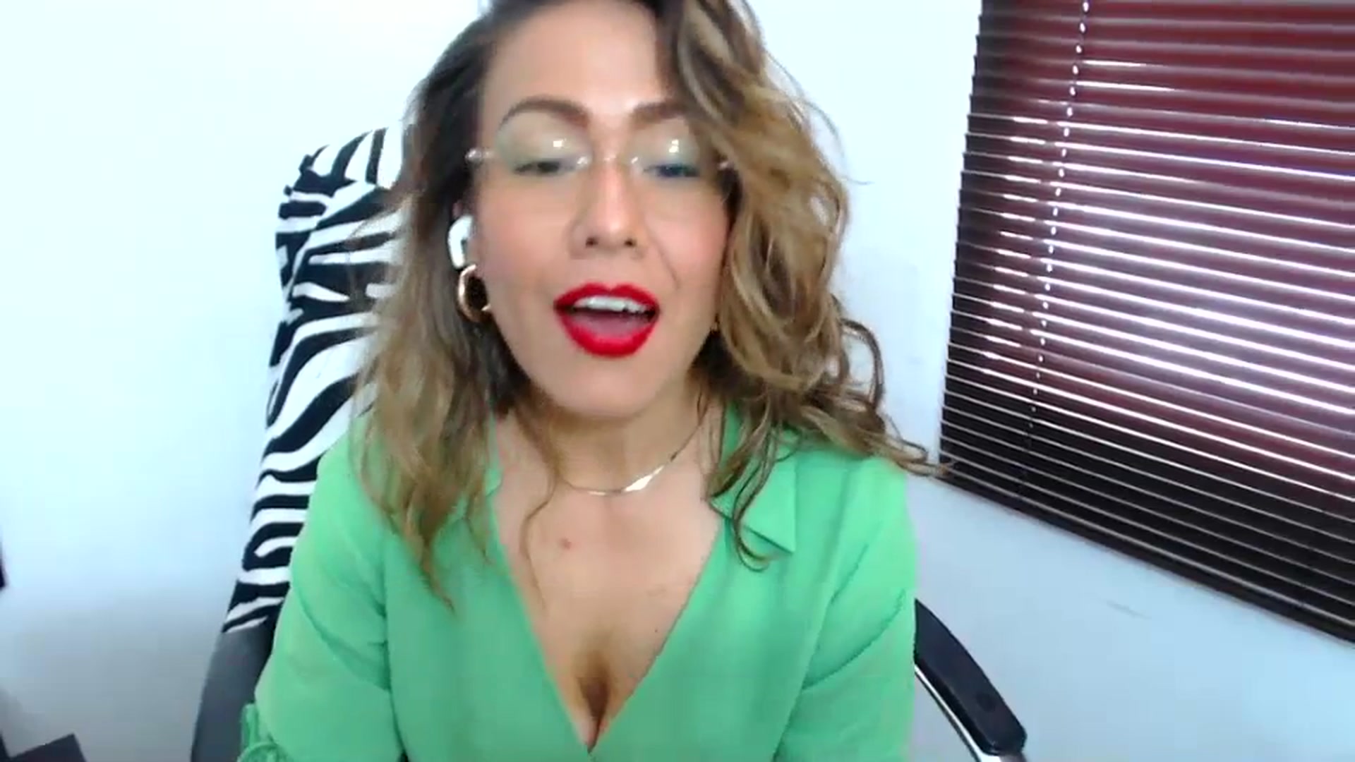 Gallery image thumbnail from office_secret's myfreecams stream on, 09/08/2023, 17:34 image 19 of 20