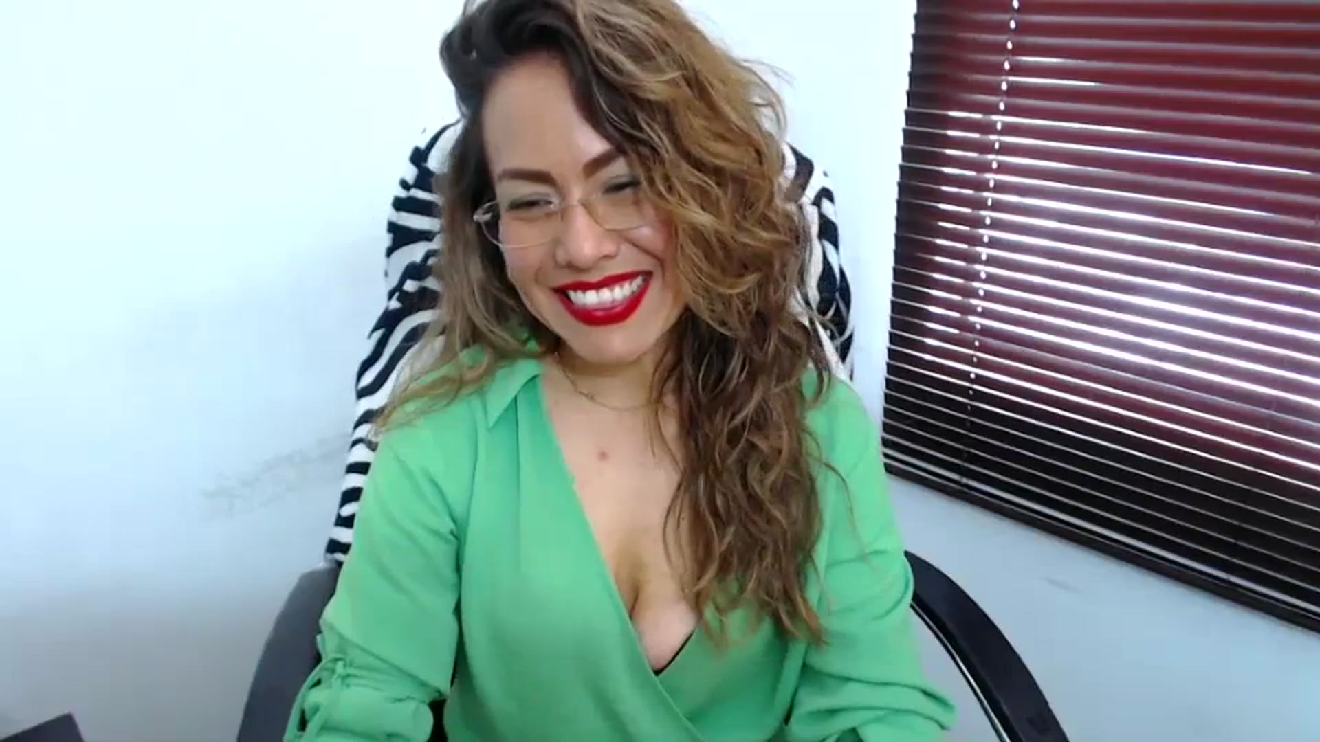 Gallery image thumbnail from office_secret's myfreecams stream on, 09/08/2023, 19:06 image 16 of 20