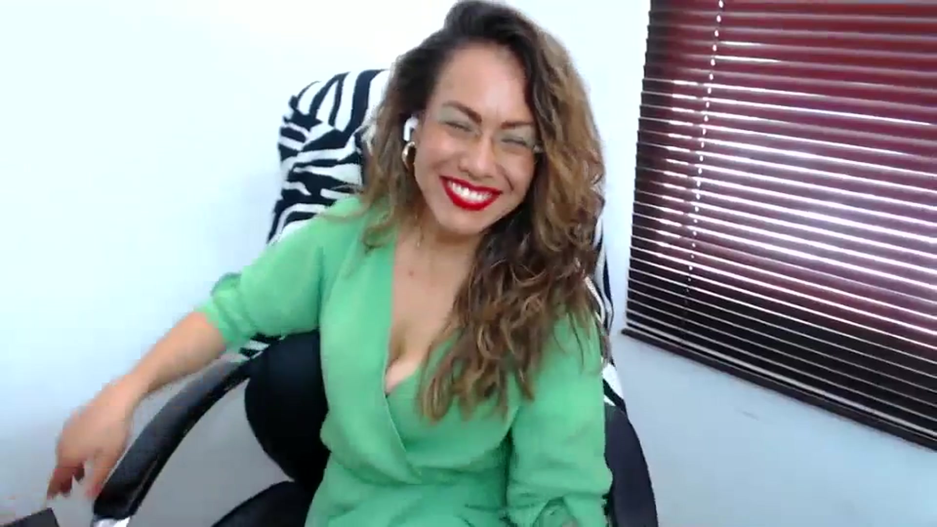 Gallery image thumbnail from office_secret's myfreecams stream on, 09/08/2023, 19:06 image 17 of 20