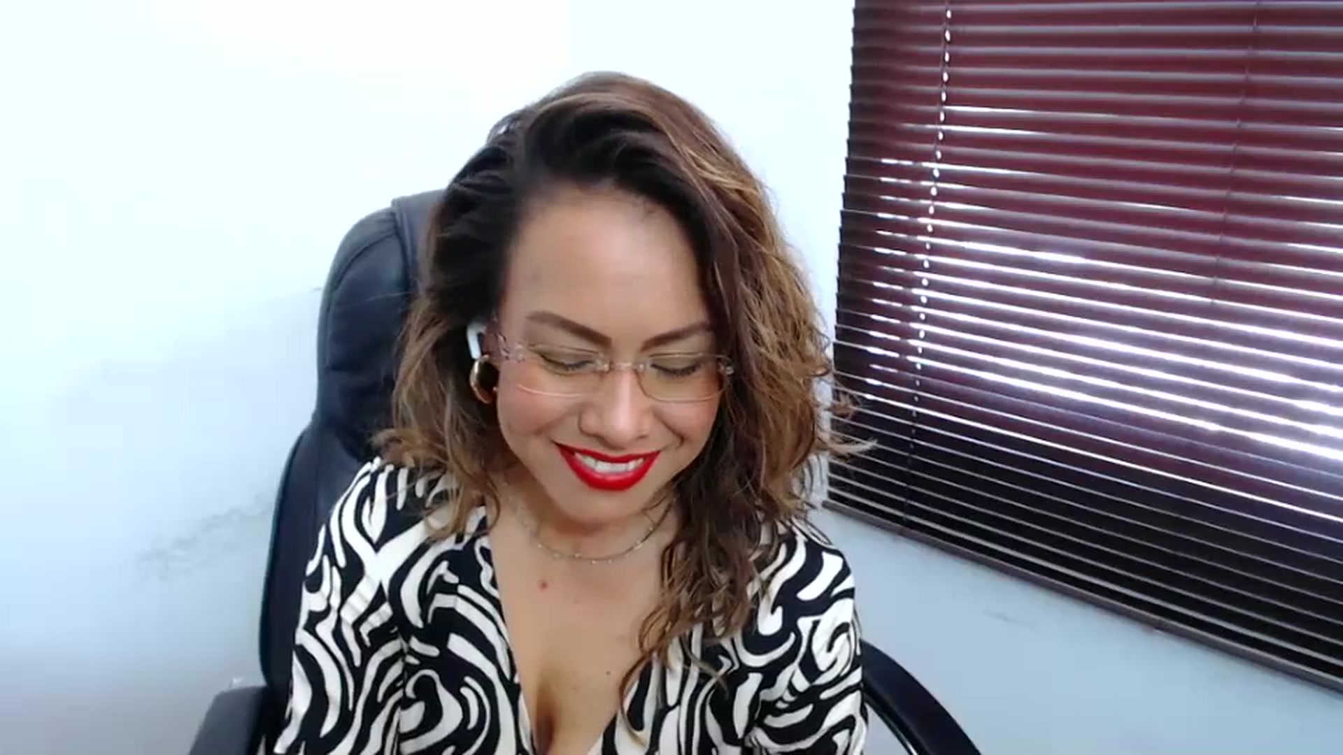Gallery image thumbnail from office_secret's myfreecams stream on, 09/11/2023, 19:06 image 6 of 20