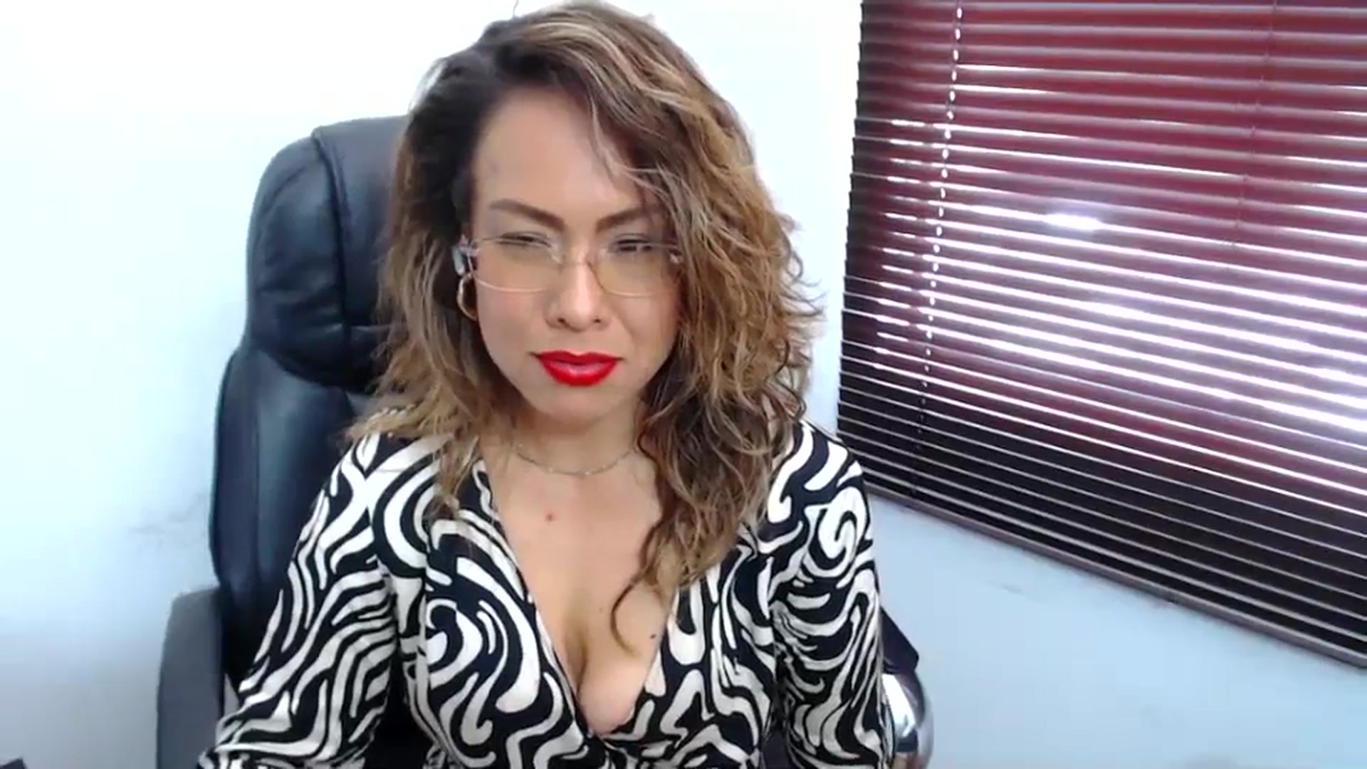 Gallery image thumbnail from office_secret's myfreecams stream on, 09/11/2023, 19:06 image 11 of 20