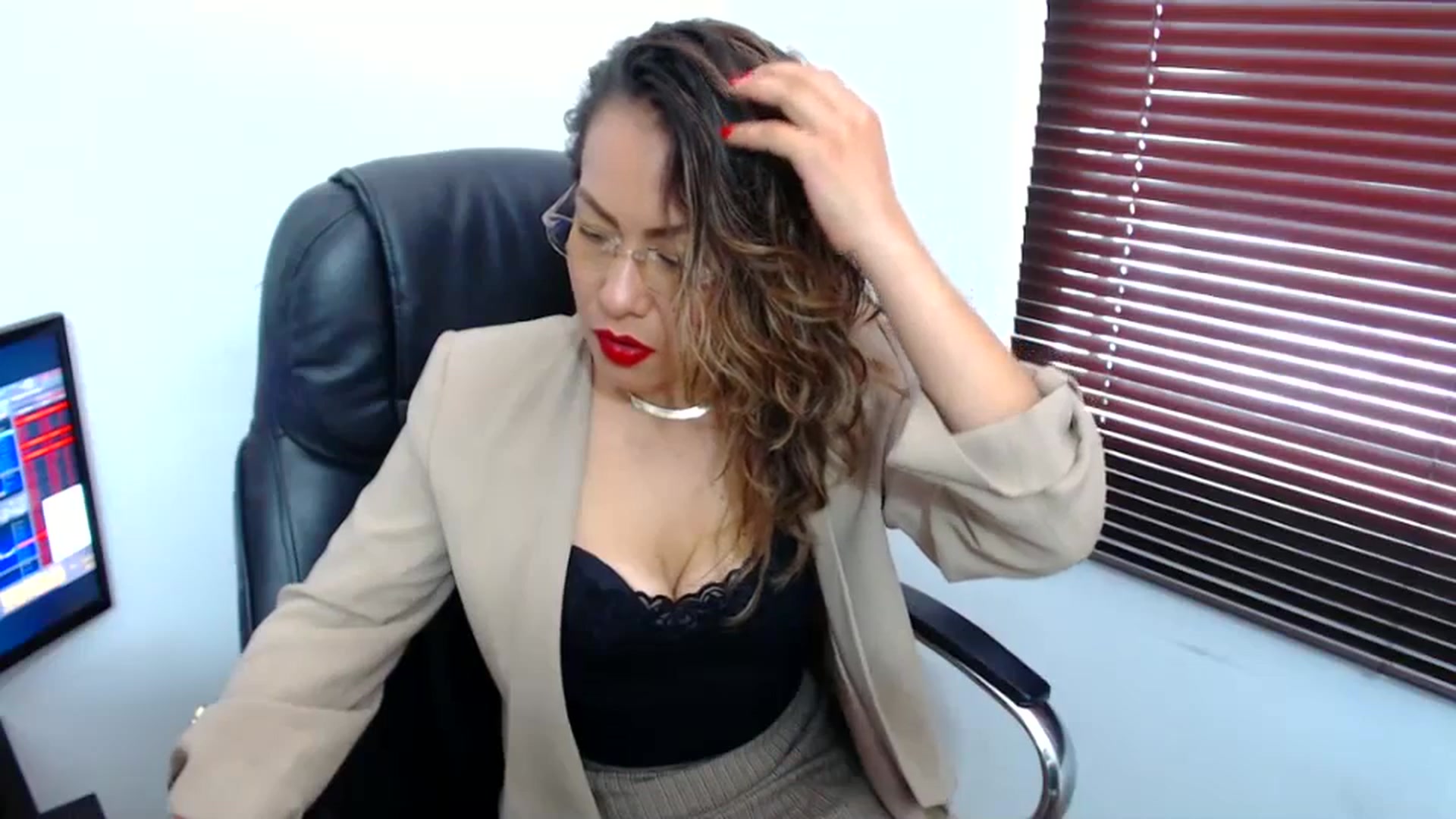 Gallery image thumbnail from office_secret's myfreecams stream on, 09/12/2023, 17:25 image 3 of 20