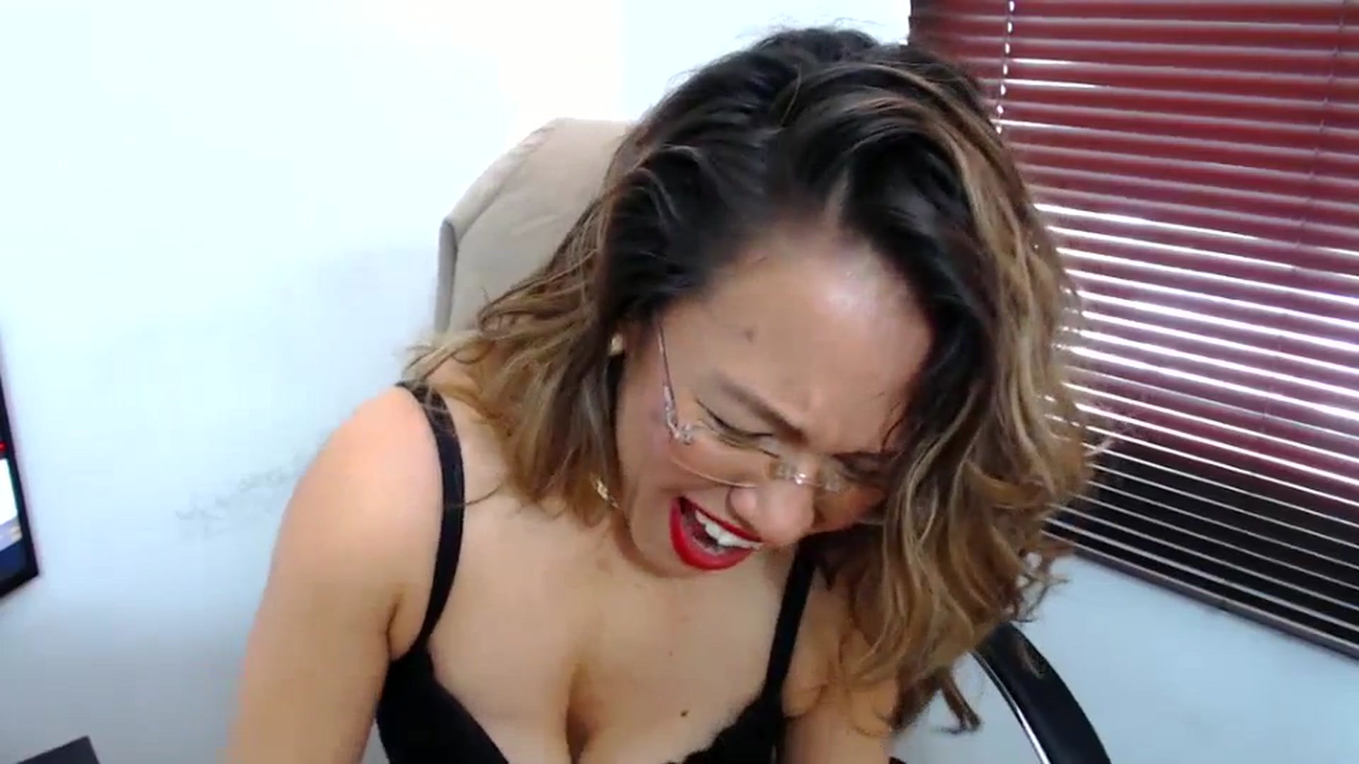 Gallery image thumbnail from office_secret's myfreecams stream on, 09/12/2023, 18:12 image 6 of 20