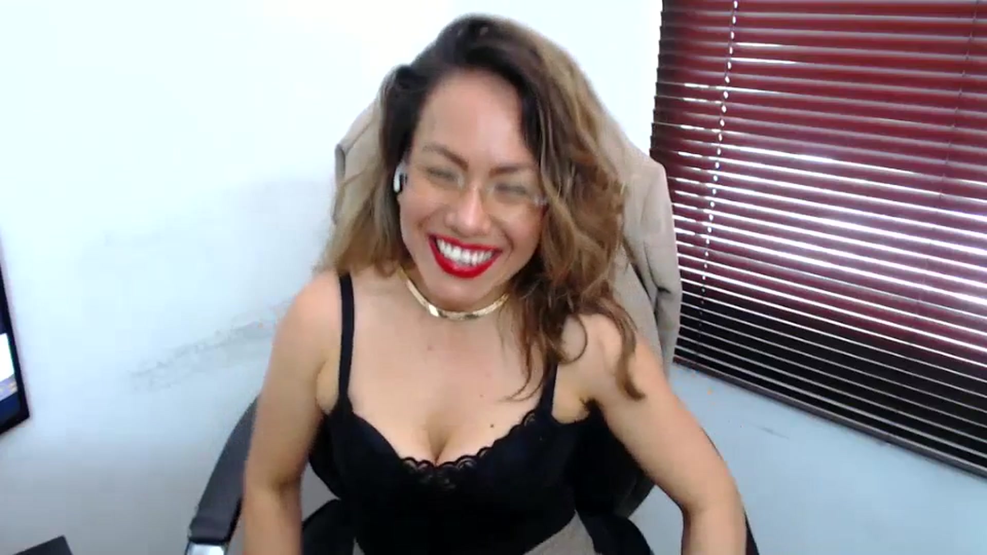Gallery image thumbnail from office_secret's myfreecams stream on, 09/12/2023, 18:12 image 7 of 20