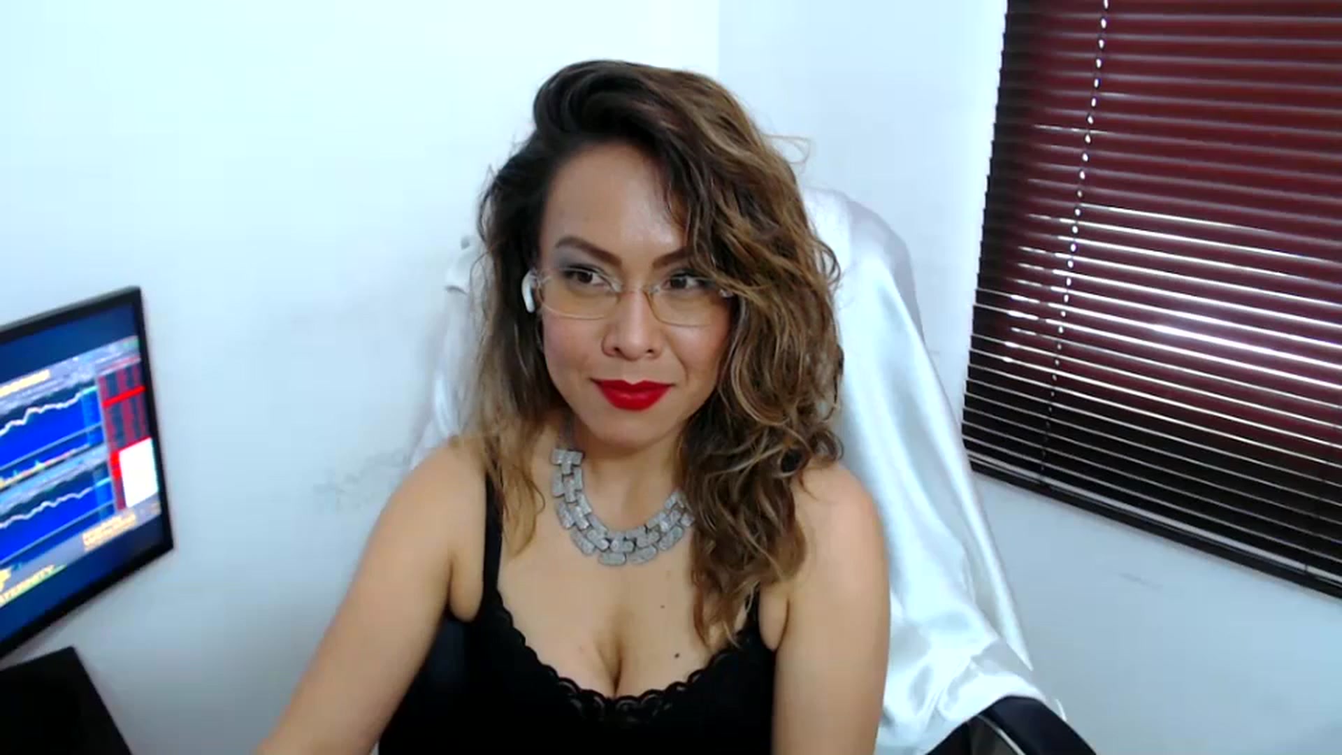 Gallery image thumbnail from office_secret's myfreecams stream on, 09/18/2023, 19:03 image 9 of 20