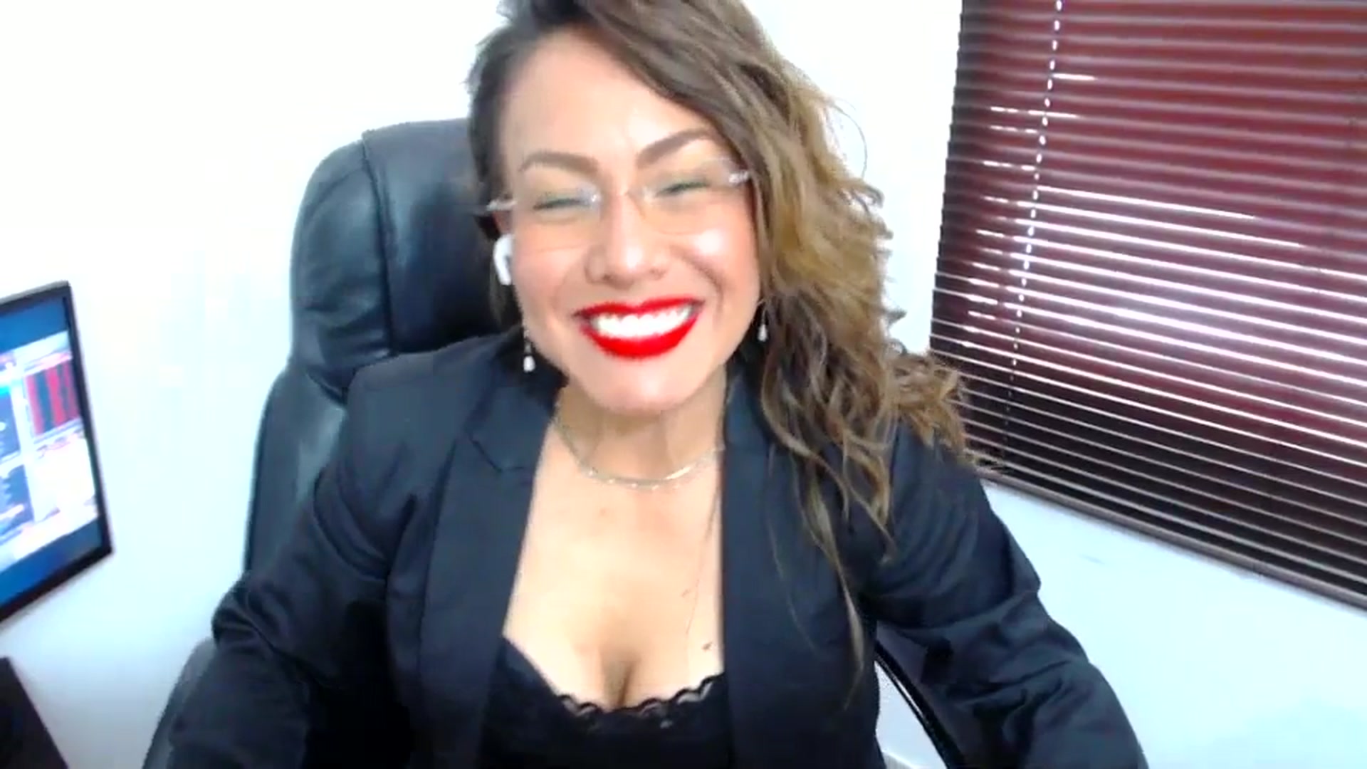 Gallery image thumbnail from office_secret's myfreecams stream on, 09/19/2023, 17:29 image 11 of 20