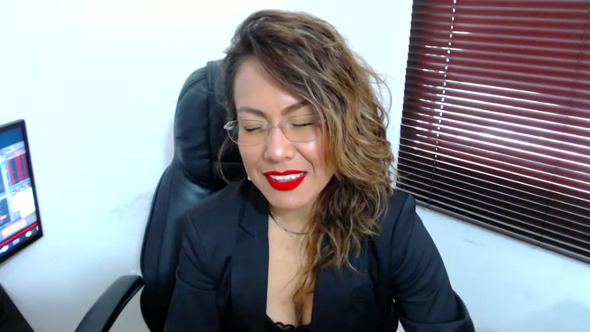 Gallery image thumbnail from office_secret's myfreecams stream on, 09/19/2023, 17:29 image 10 of 20