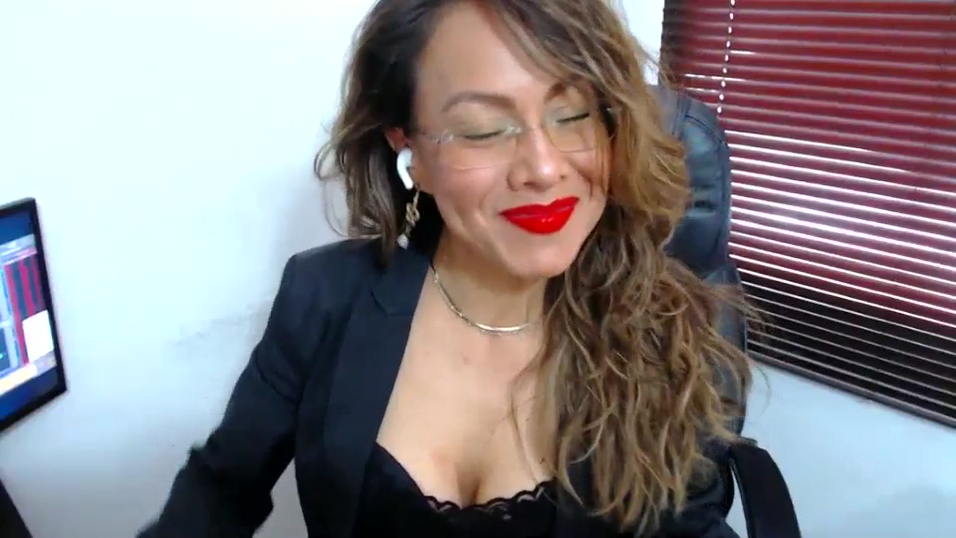 Gallery image thumbnail from office_secret's myfreecams stream on, 09/19/2023, 17:29 image 16 of 20