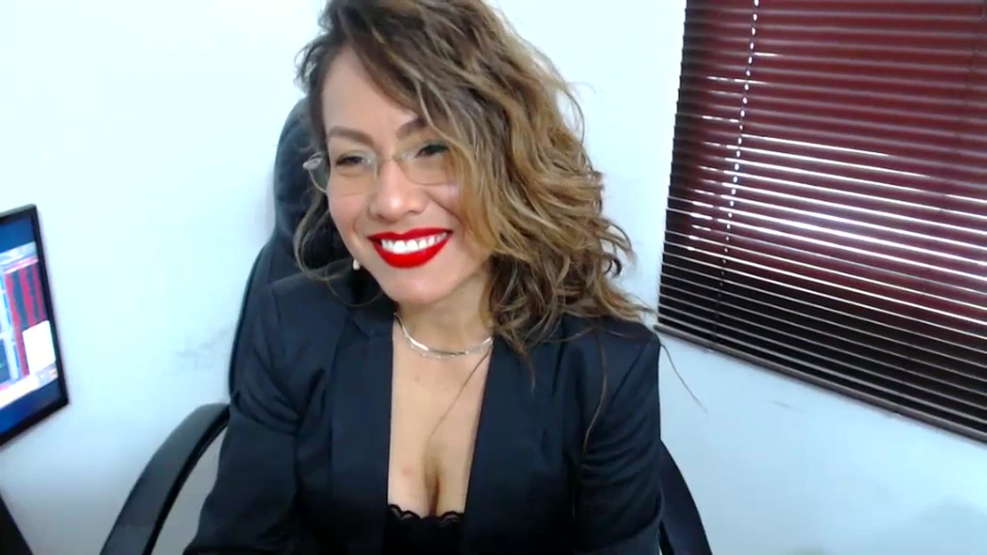 Gallery image thumbnail from office_secret's myfreecams stream on, 09/19/2023, 17:29 image 13 of 20