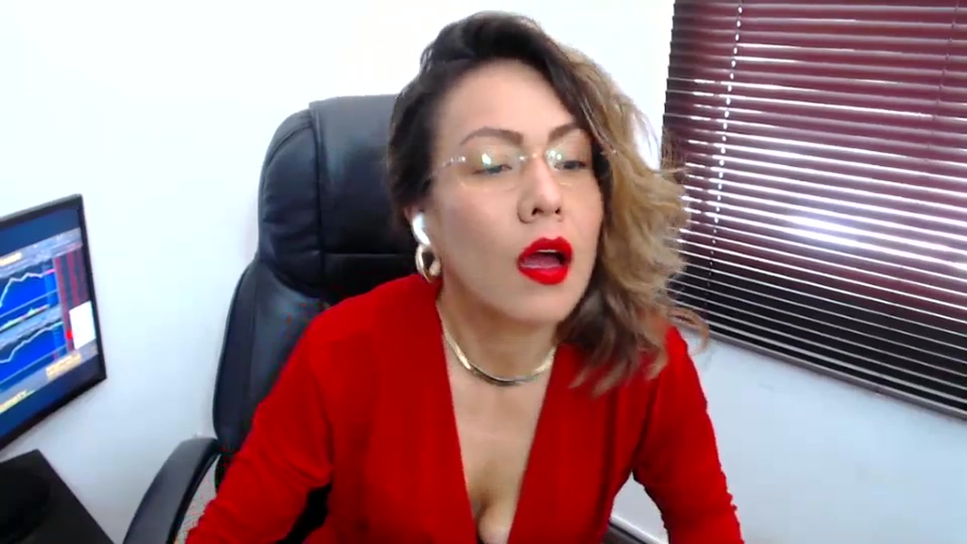 Gallery image thumbnail from office_secret's myfreecams stream on, 09/28/2023, 18:38 image 4 of 20