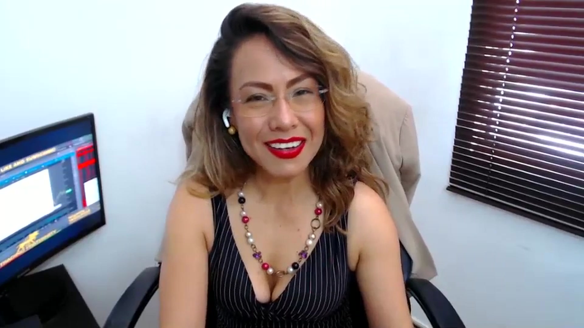 Gallery image thumbnail from office_secret's myfreecams stream on, 10/02/2023, 17:30 image 18 of 20