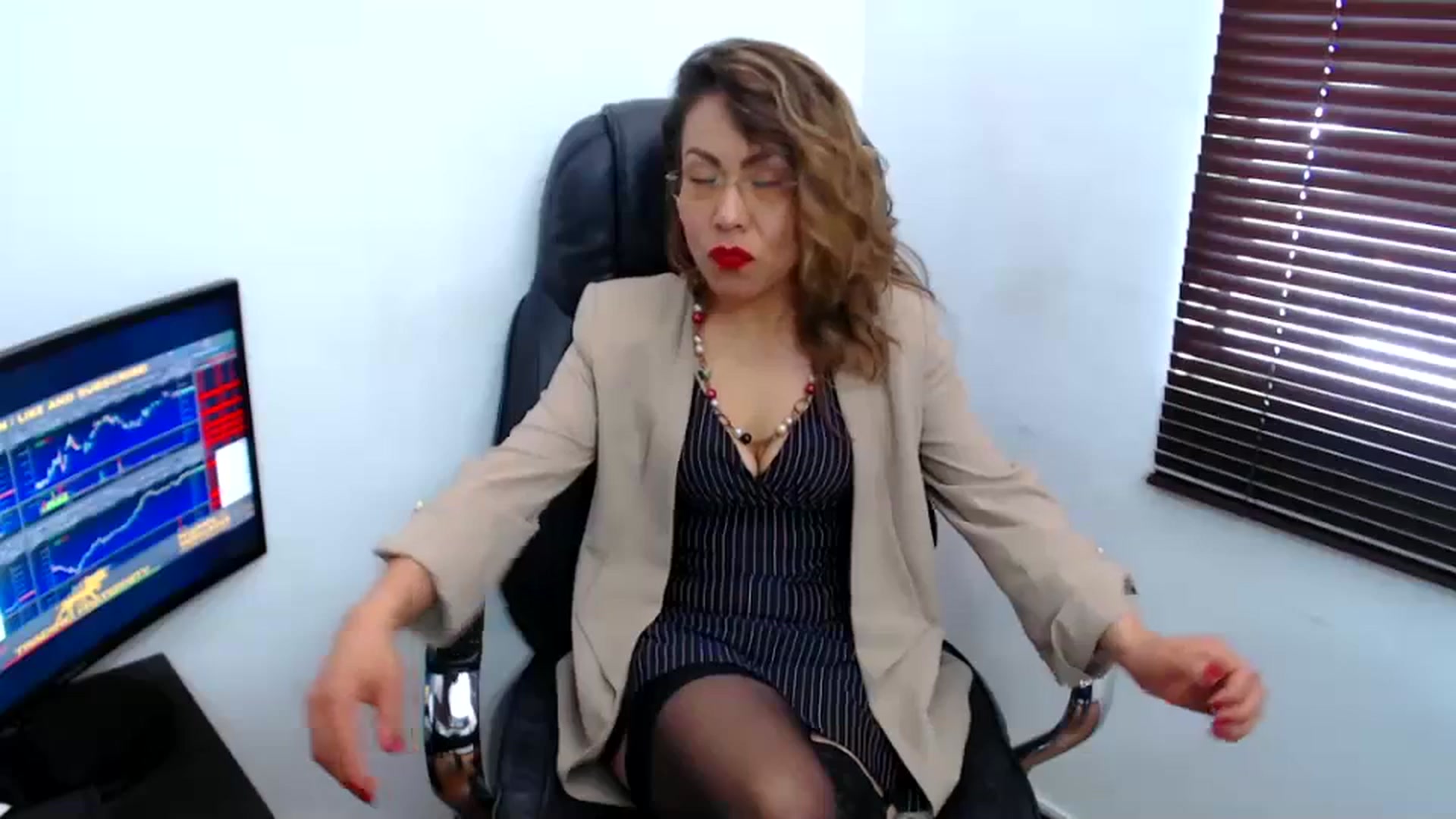 Gallery image thumbnail from office_secret's myfreecams stream on, 10/02/2023, 17:30 image 3 of 20