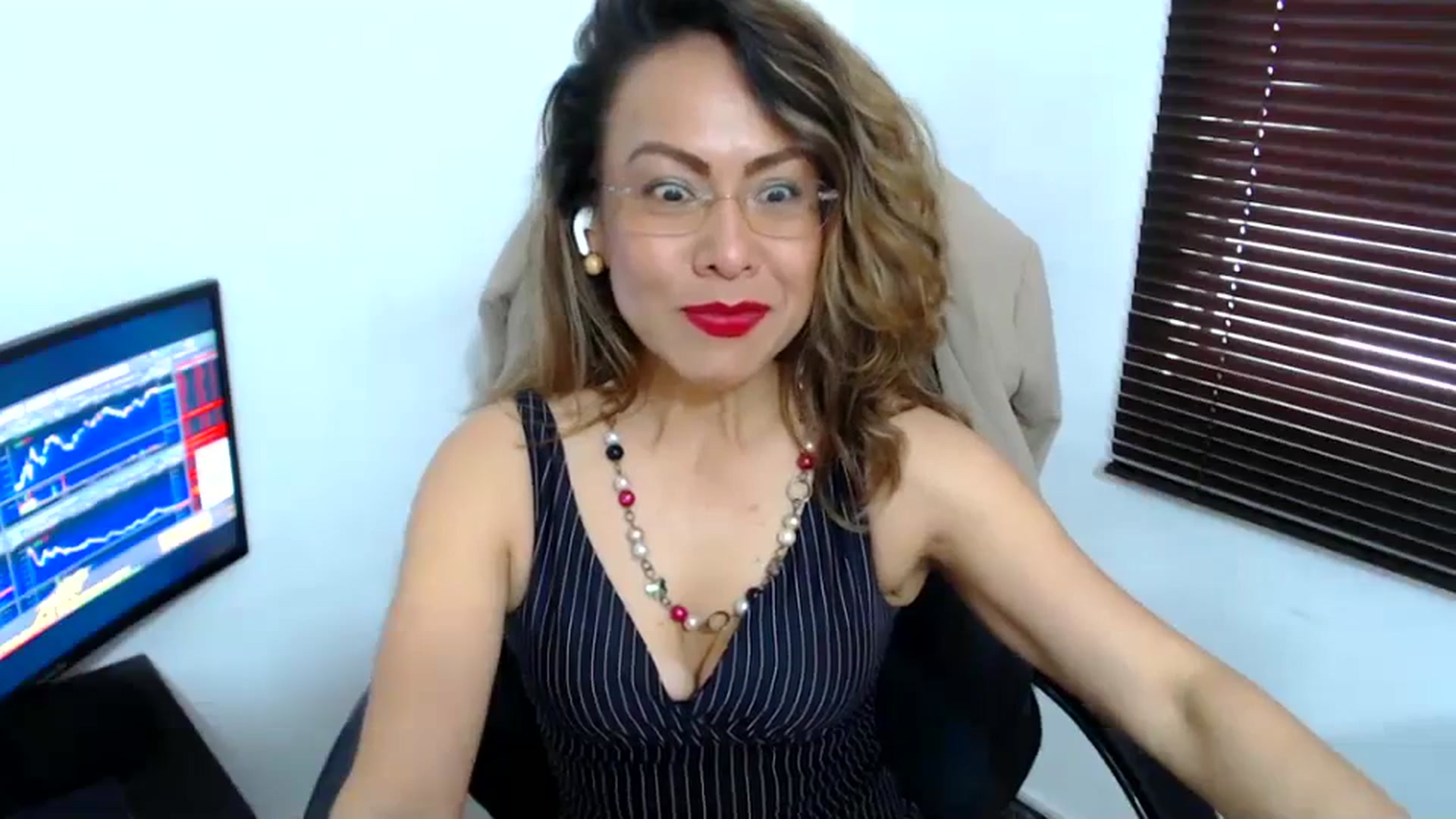 Gallery image thumbnail from office_secret's myfreecams stream on, 10/02/2023, 19:09 image 19 of 20