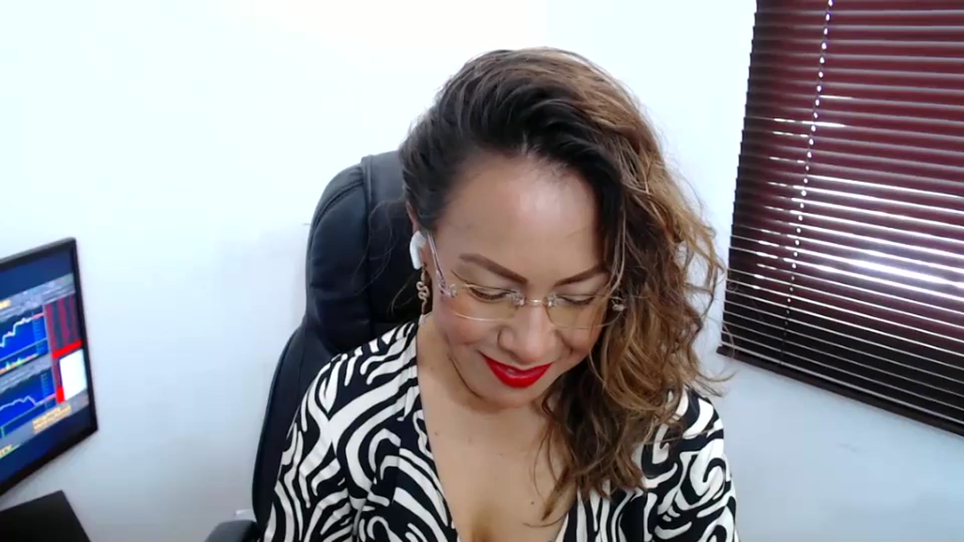 Gallery image thumbnail from office_secret's myfreecams stream on, 10/03/2023, 17:02 image 6 of 20