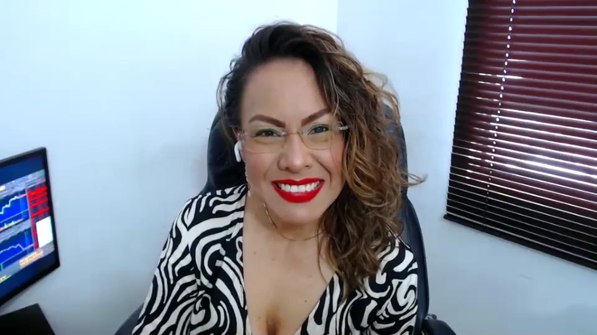 Gallery image thumbnail from office_secret's myfreecams stream on, 10/03/2023, 17:02 image 3 of 20