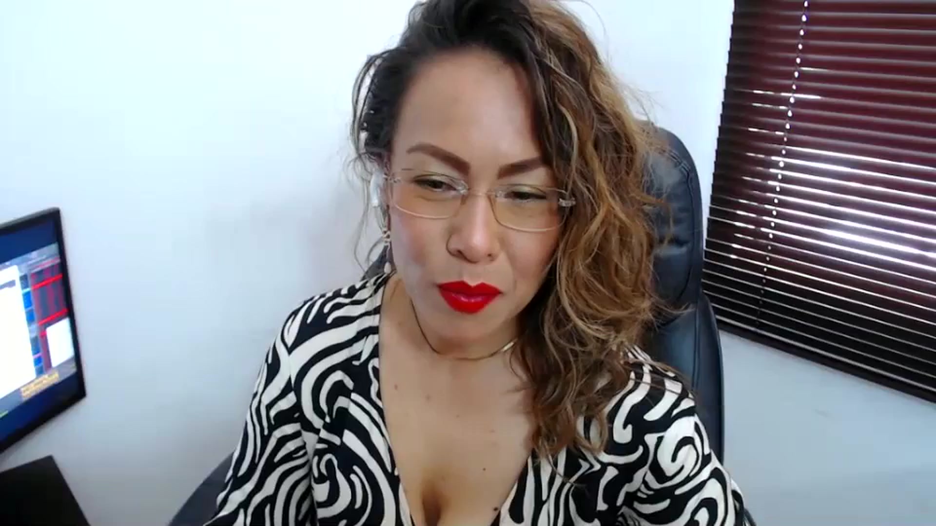 Gallery image thumbnail from office_secret's myfreecams stream on, 10/03/2023, 19:20 image 13 of 20