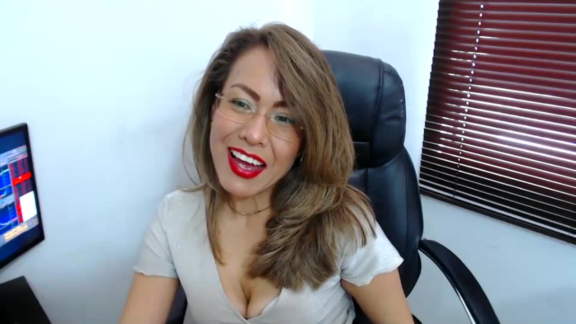 Gallery image thumbnail from office_secret's myfreecams stream on, 10/05/2023, 17:32 image 16 of 20