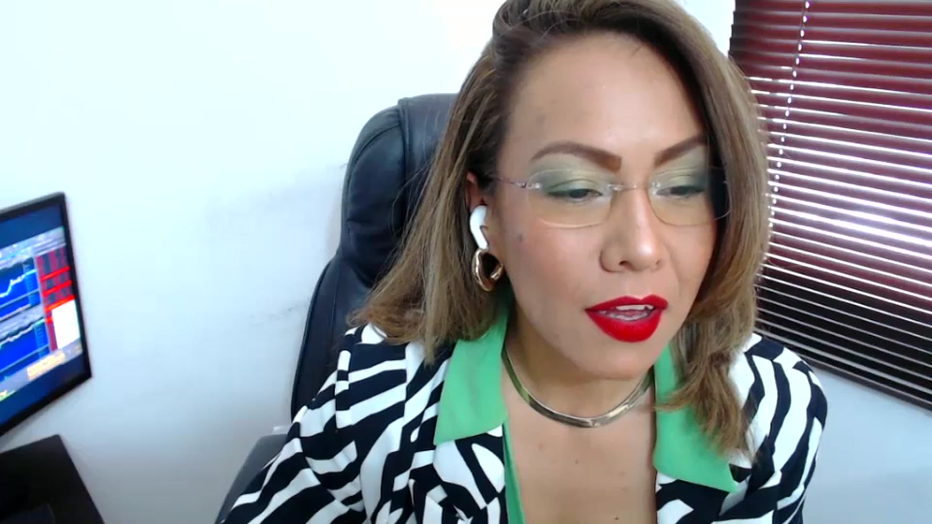 Gallery image thumbnail from office_secret's myfreecams stream on, 10/06/2023, 17:35 image 13 of 20