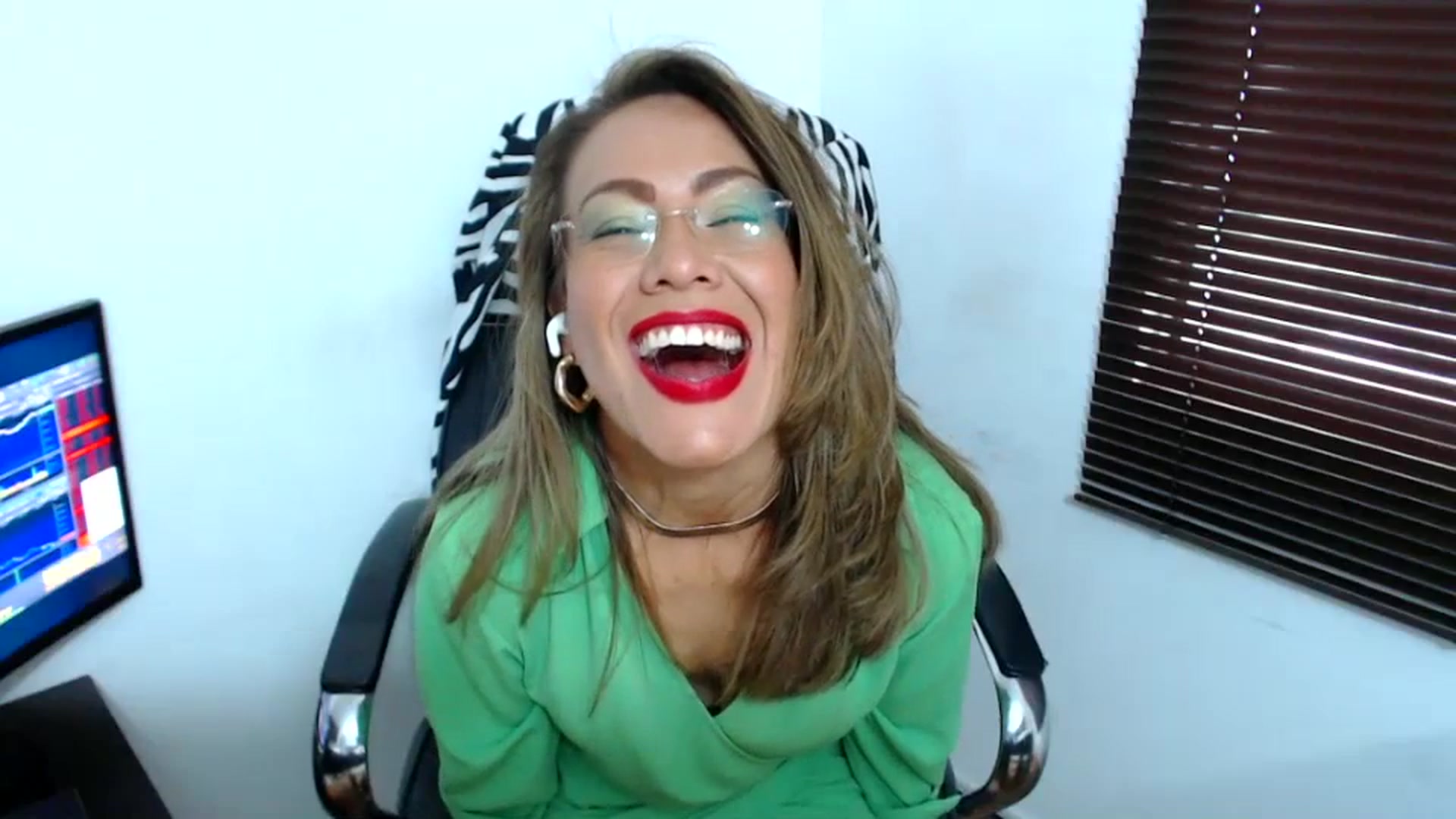 Gallery image thumbnail from office_secret's myfreecams stream on, 10/06/2023, 19:14 image 14 of 20