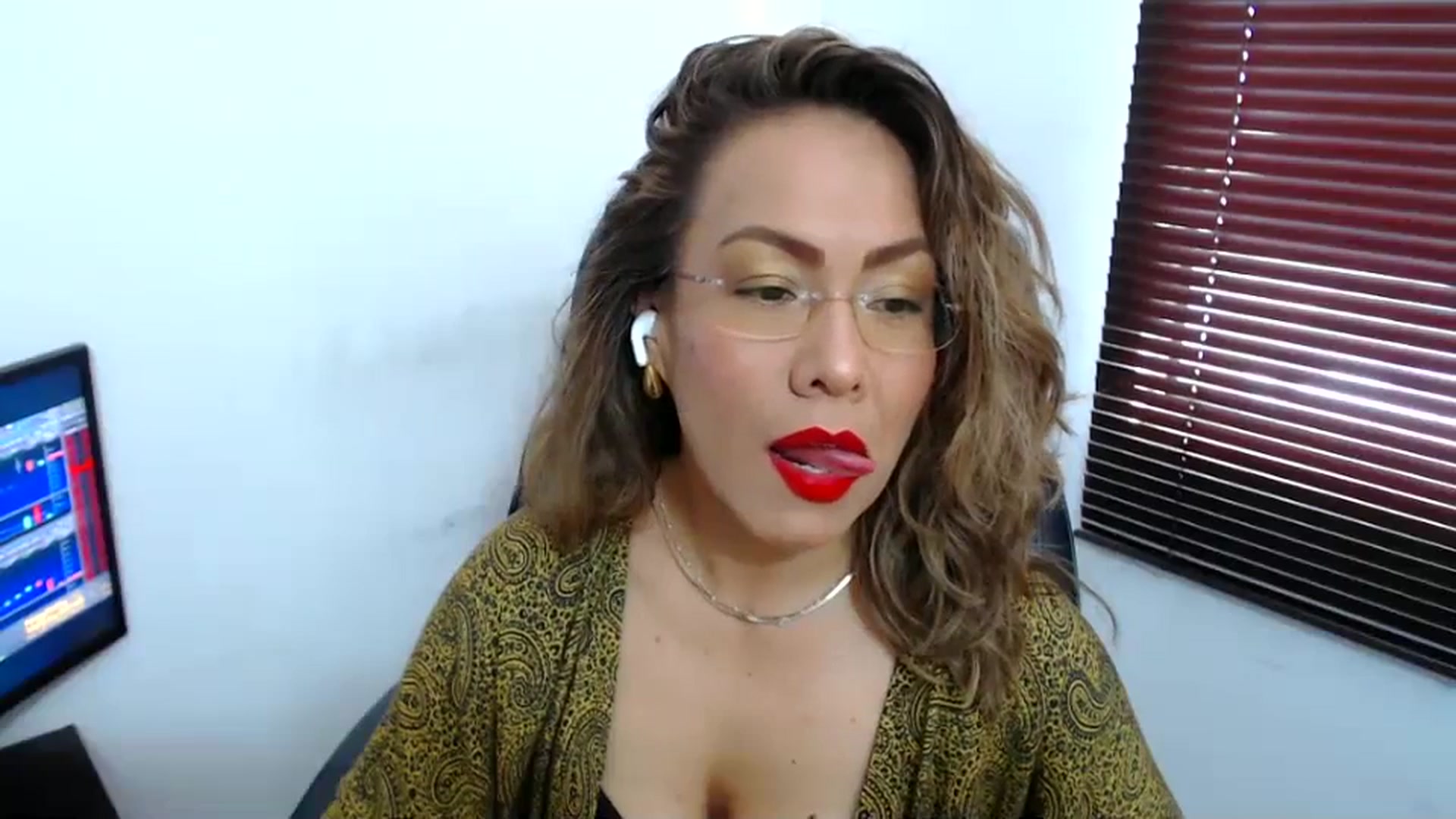 Gallery image thumbnail from office_secret's myfreecams stream on, 10/10/2023, 17:22 image 15 of 20