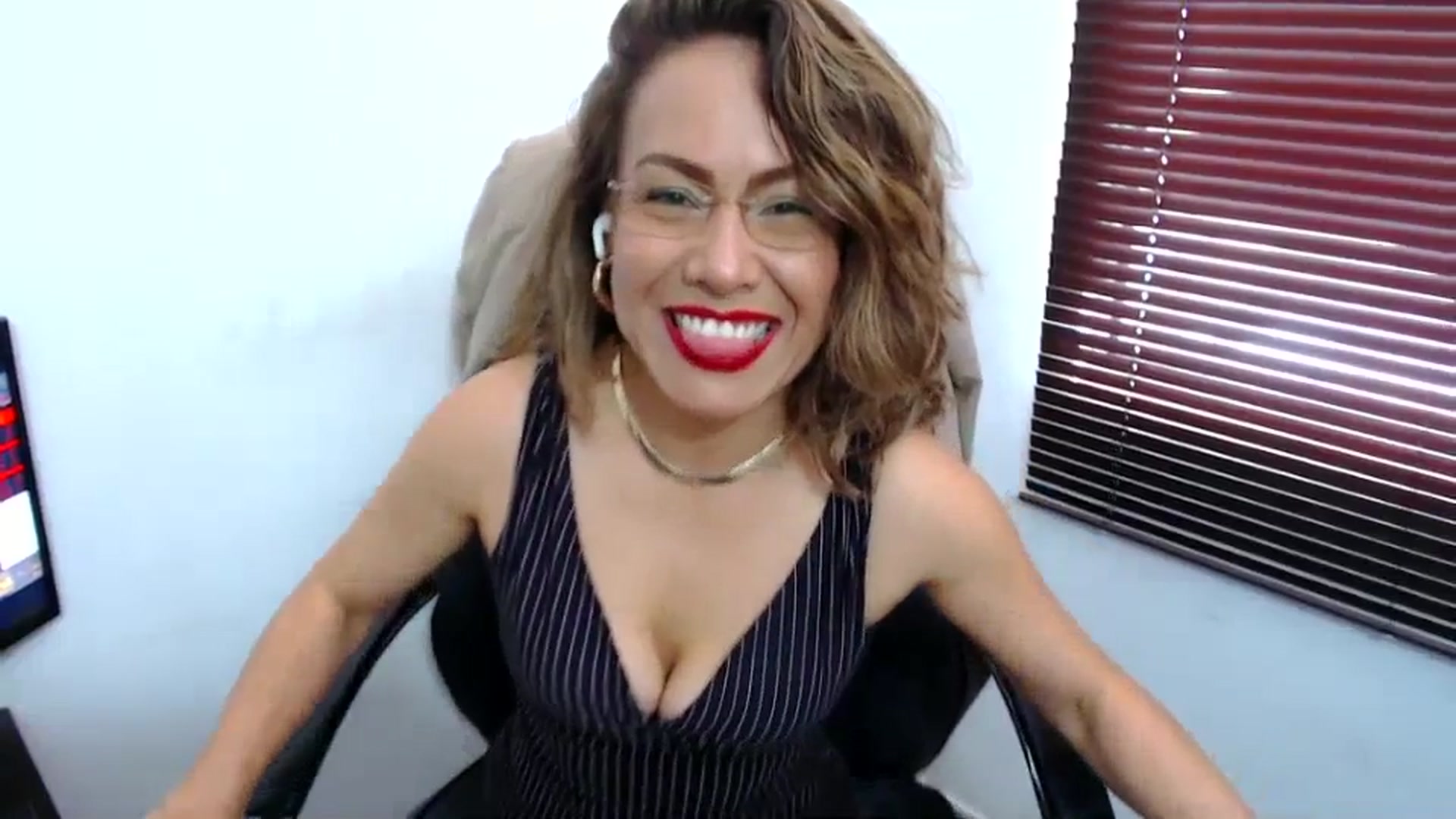 Gallery image thumbnail from office_secret's myfreecams stream on, 10/13/2023, 18:19 image 13 of 20