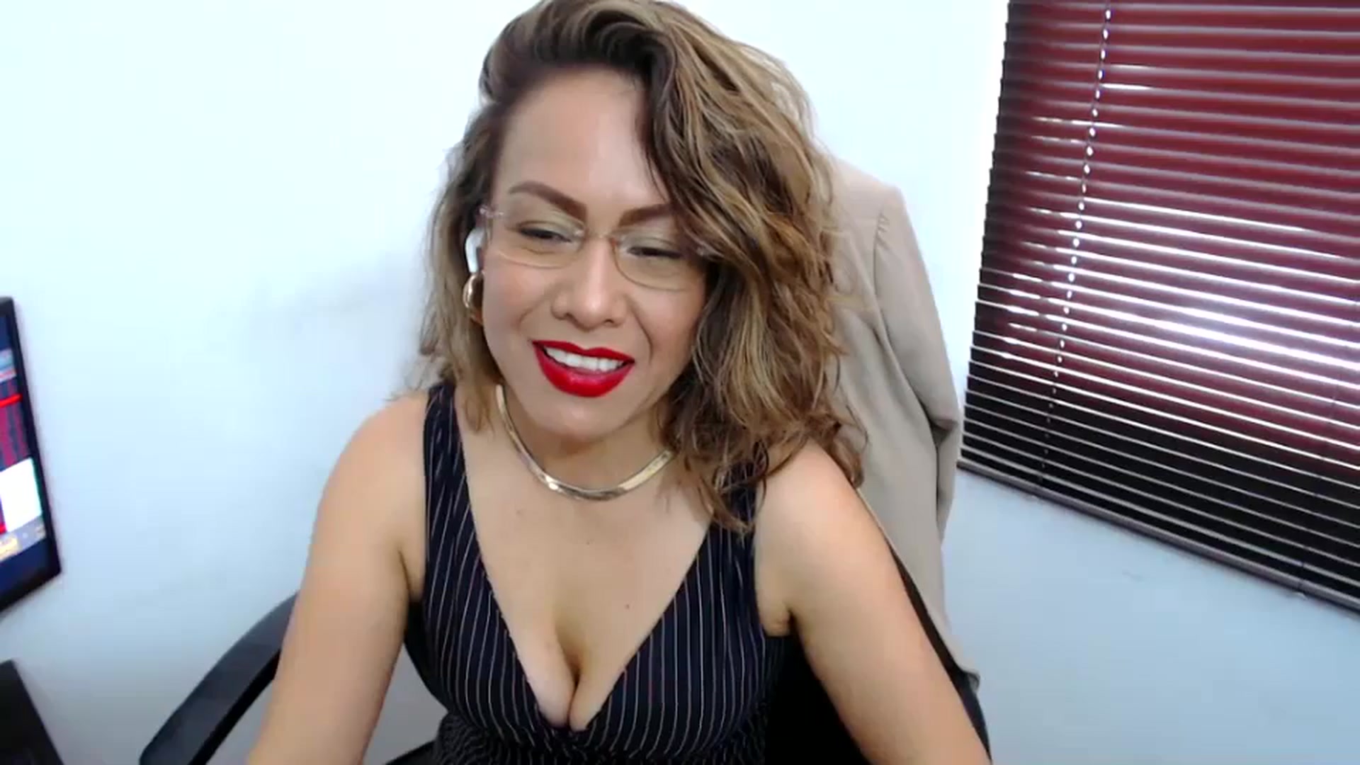 Gallery image thumbnail from office_secret's myfreecams stream on, 10/13/2023, 18:19 image 12 of 20