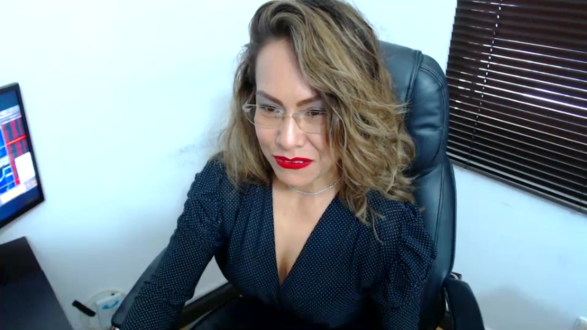 Gallery image thumbnail from office_secret's myfreecams stream on, 10/16/2023, 20:02 image 17 of 20