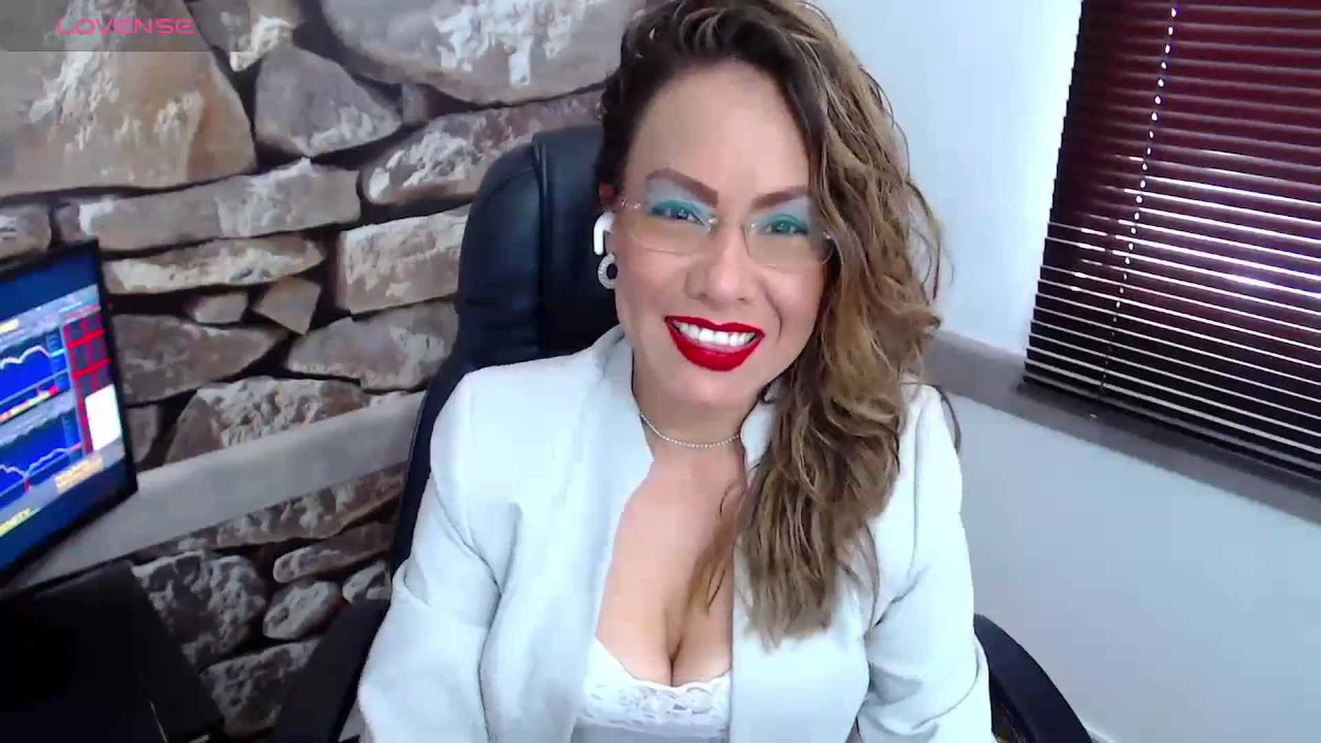 Gallery image thumbnail from office_secret's myfreecams stream on, 10/24/2023, 17:08 image 6 of 20