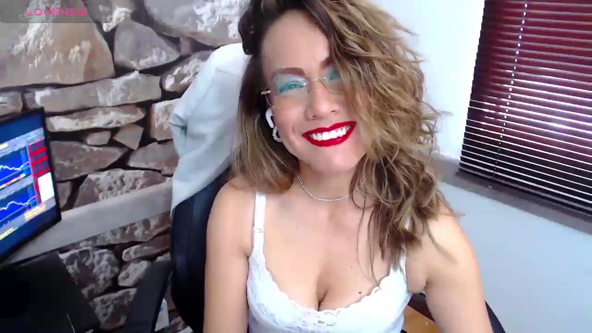 Gallery image thumbnail from office_secret's myfreecams stream on, 10/24/2023, 17:19 image 19 of 20