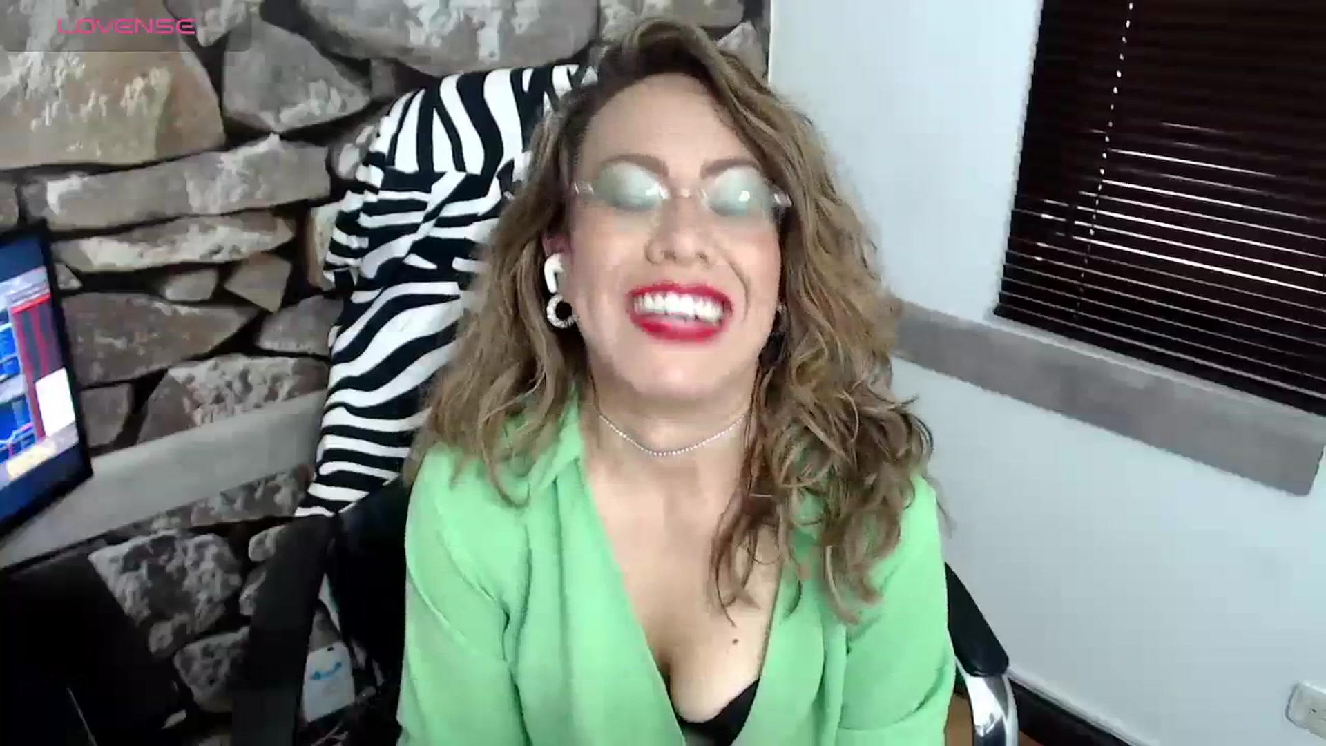 Gallery image thumbnail from office_secret's myfreecams stream on, 10/26/2023, 18:43 image 15 of 20
