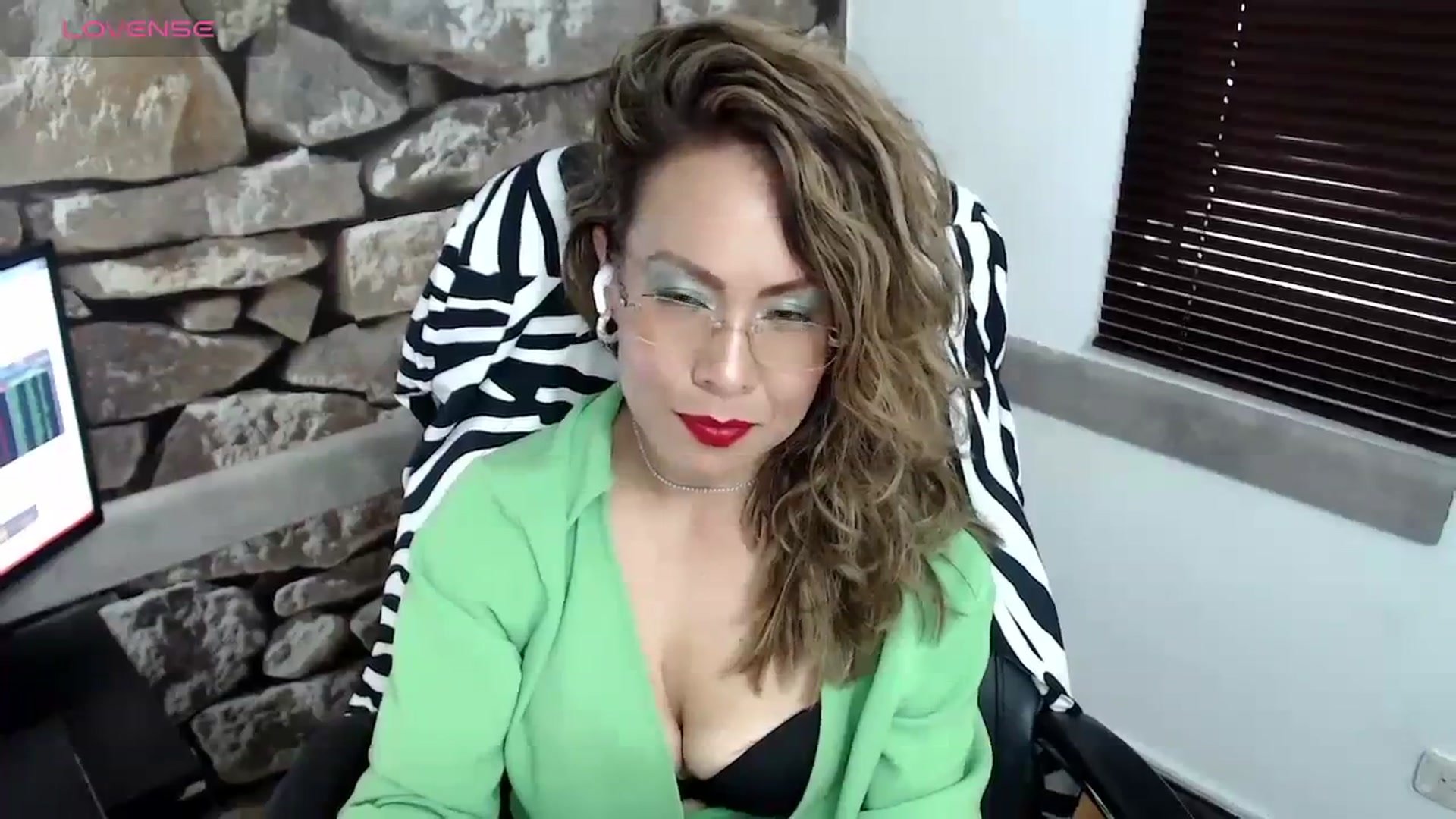 Gallery image thumbnail from office_secret's myfreecams stream on, 10/26/2023, 18:43 image 17 of 20