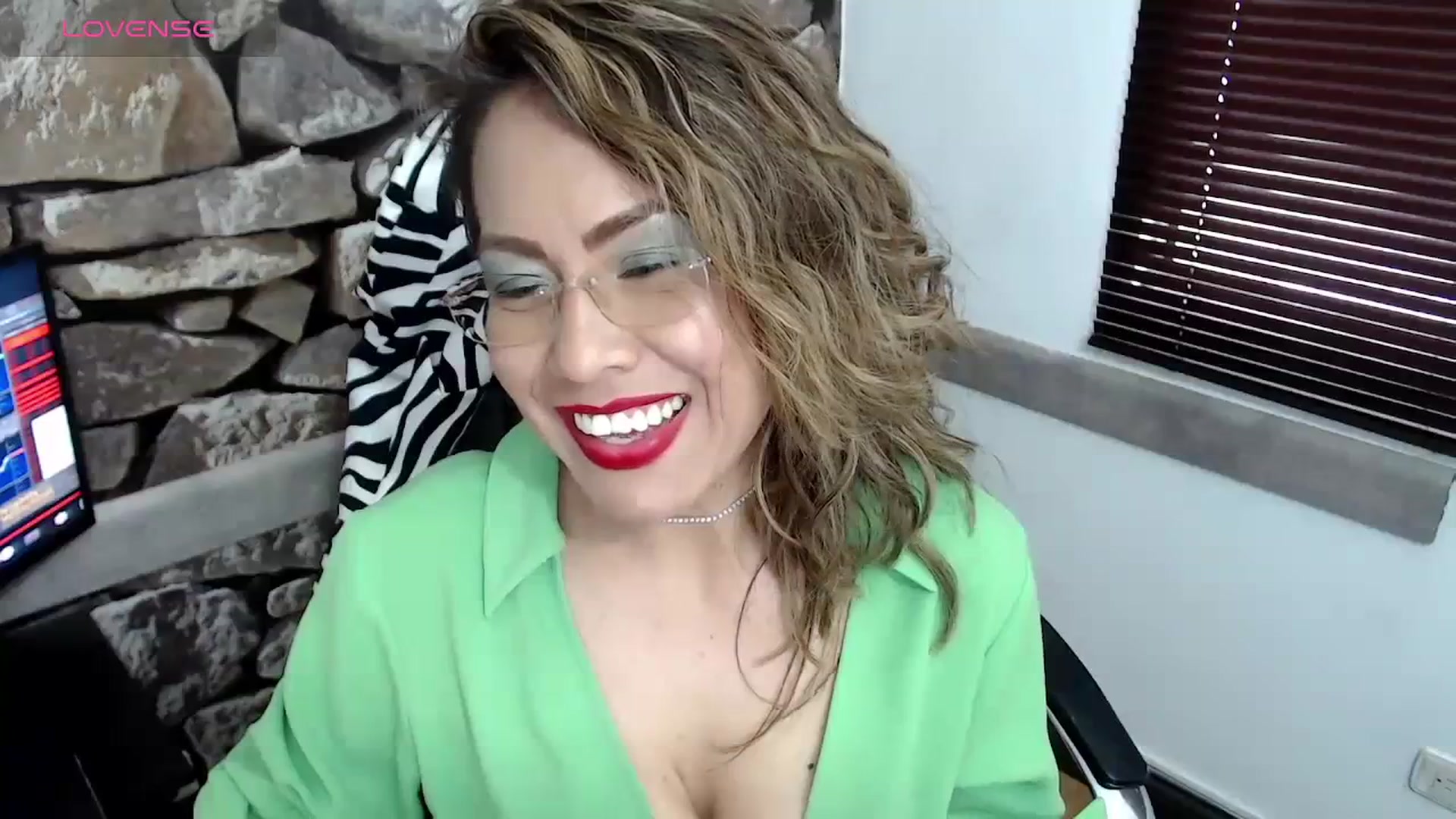 Gallery image thumbnail from office_secret's myfreecams stream on, 10/26/2023, 19:14 image 15 of 20