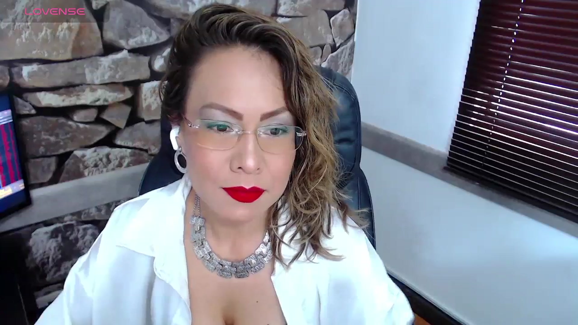 Gallery image thumbnail from office_secret's myfreecams stream on, 11/02/2023, 16:49 image 4 of 20