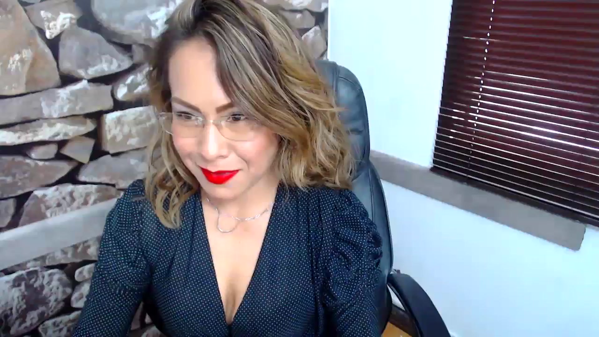 Gallery image thumbnail from office_secret's myfreecams stream on, 11/06/2023, 19:05 image 2 of 20