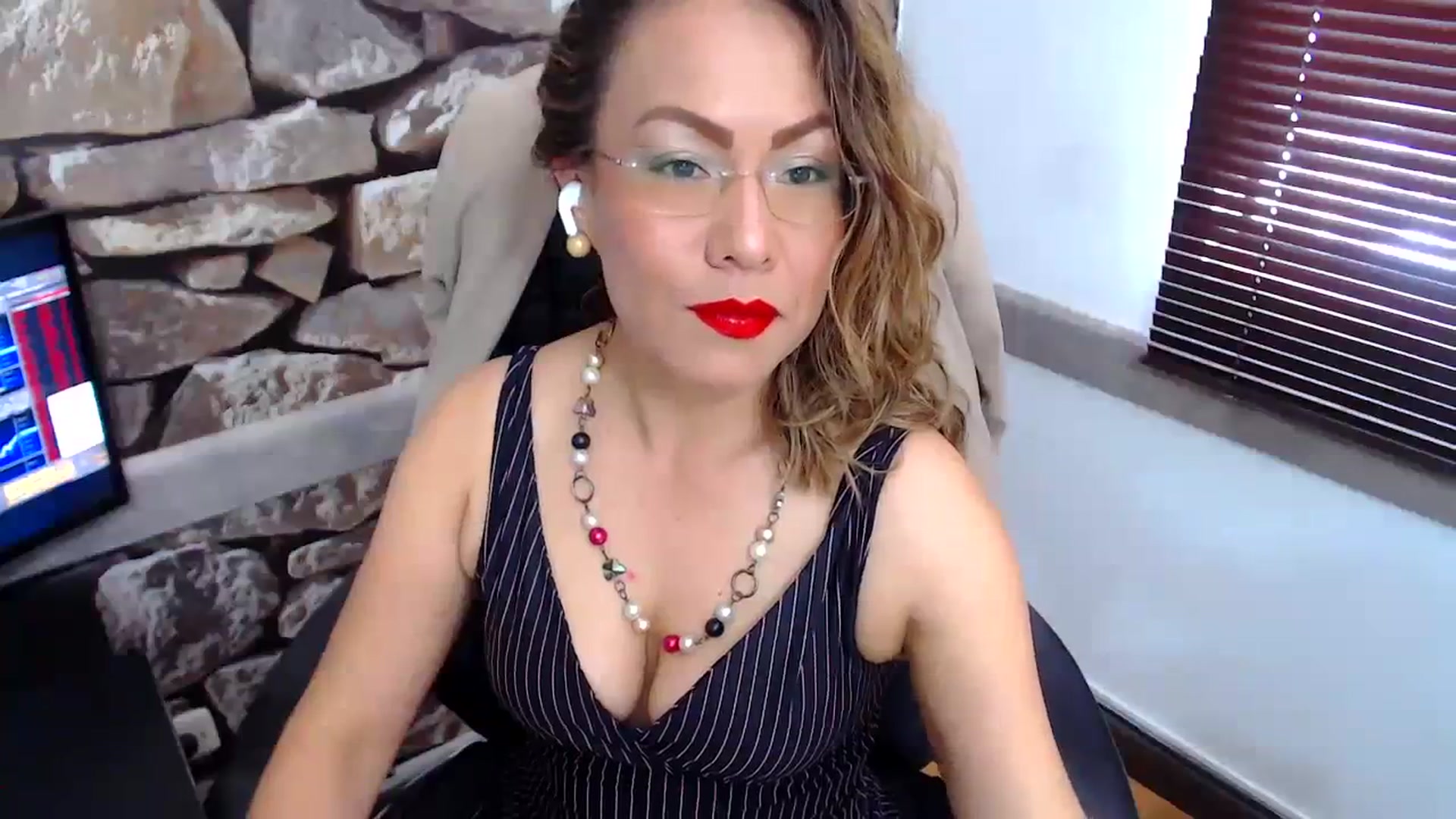 Gallery image thumbnail from office_secret's myfreecams stream on, 11/14/2023, 19:14 image 7 of 20