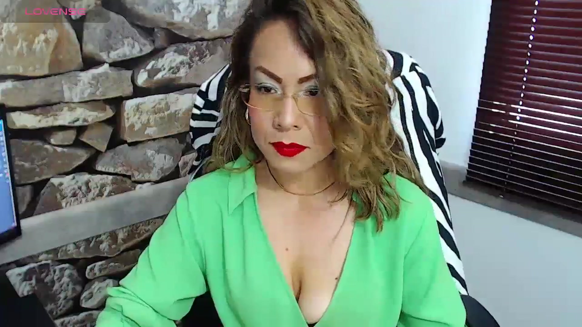 Gallery image thumbnail from office_secret's myfreecams stream on, 11/16/2023, 17:20 image 14 of 20