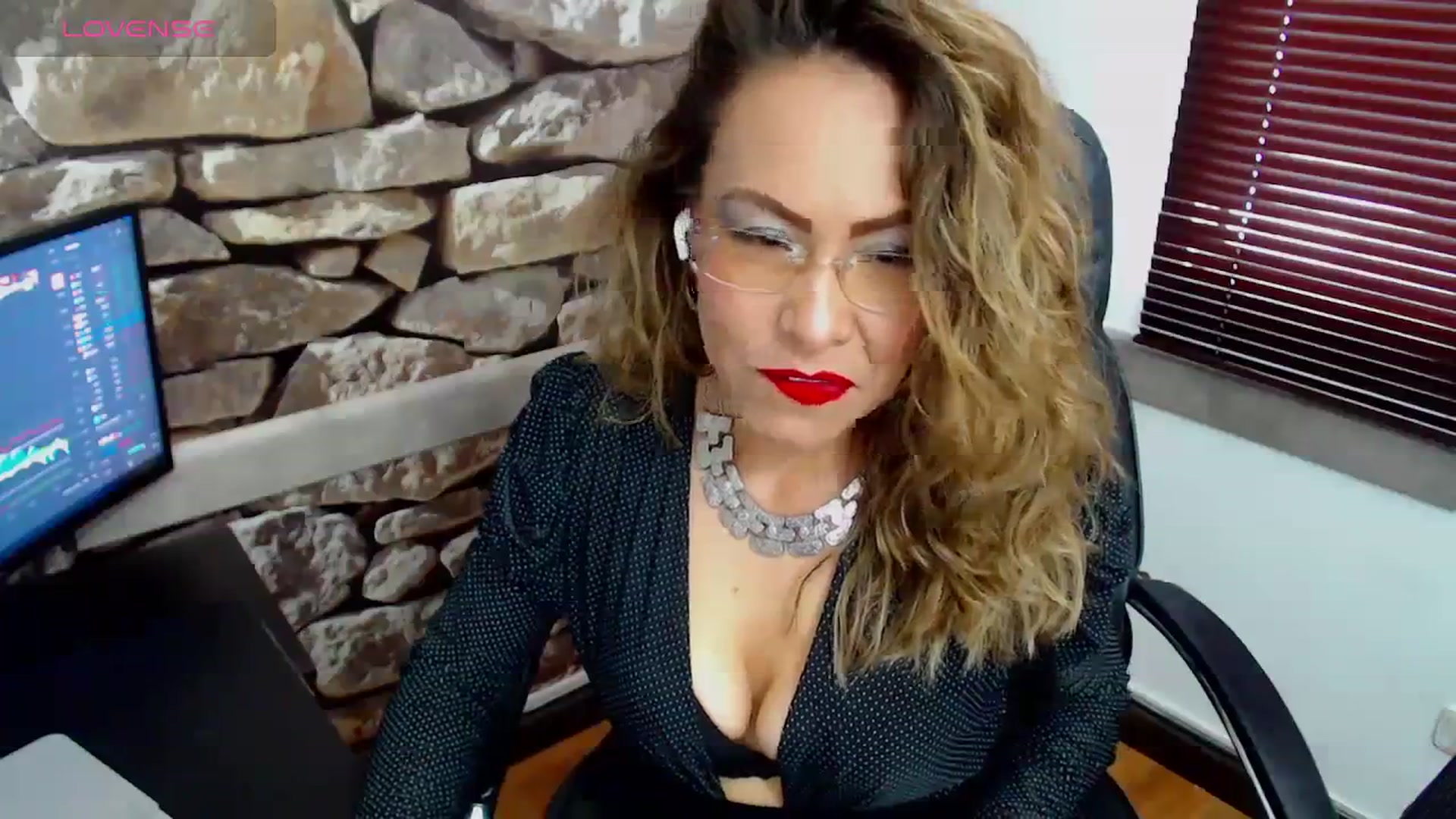 Gallery image thumbnail from office_secret's myfreecams stream on, 11/20/2023, 17:58 image 18 of 20