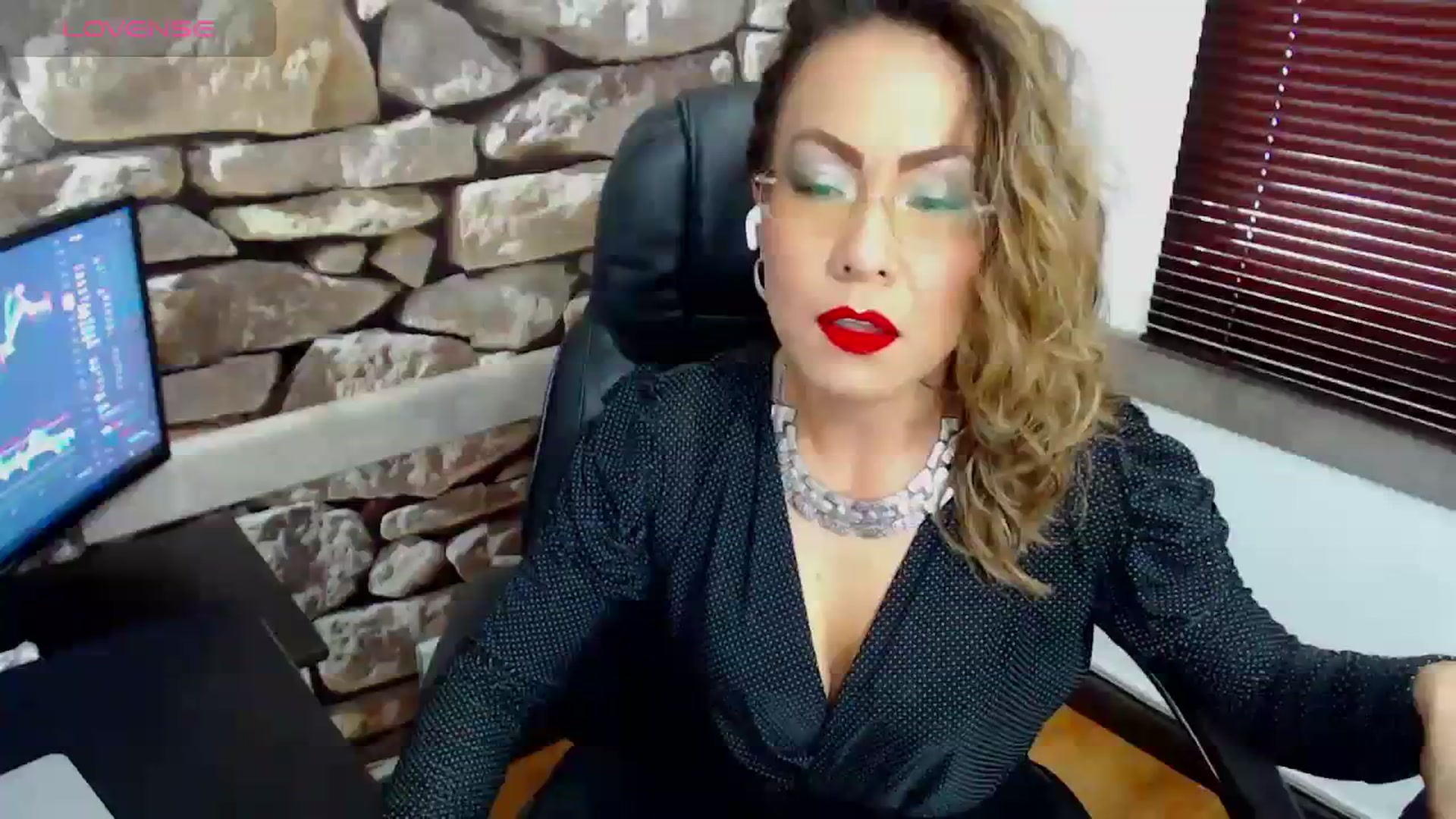 Gallery image thumbnail from office_secret's myfreecams stream on, 11/20/2023, 17:58 image 1 of 20