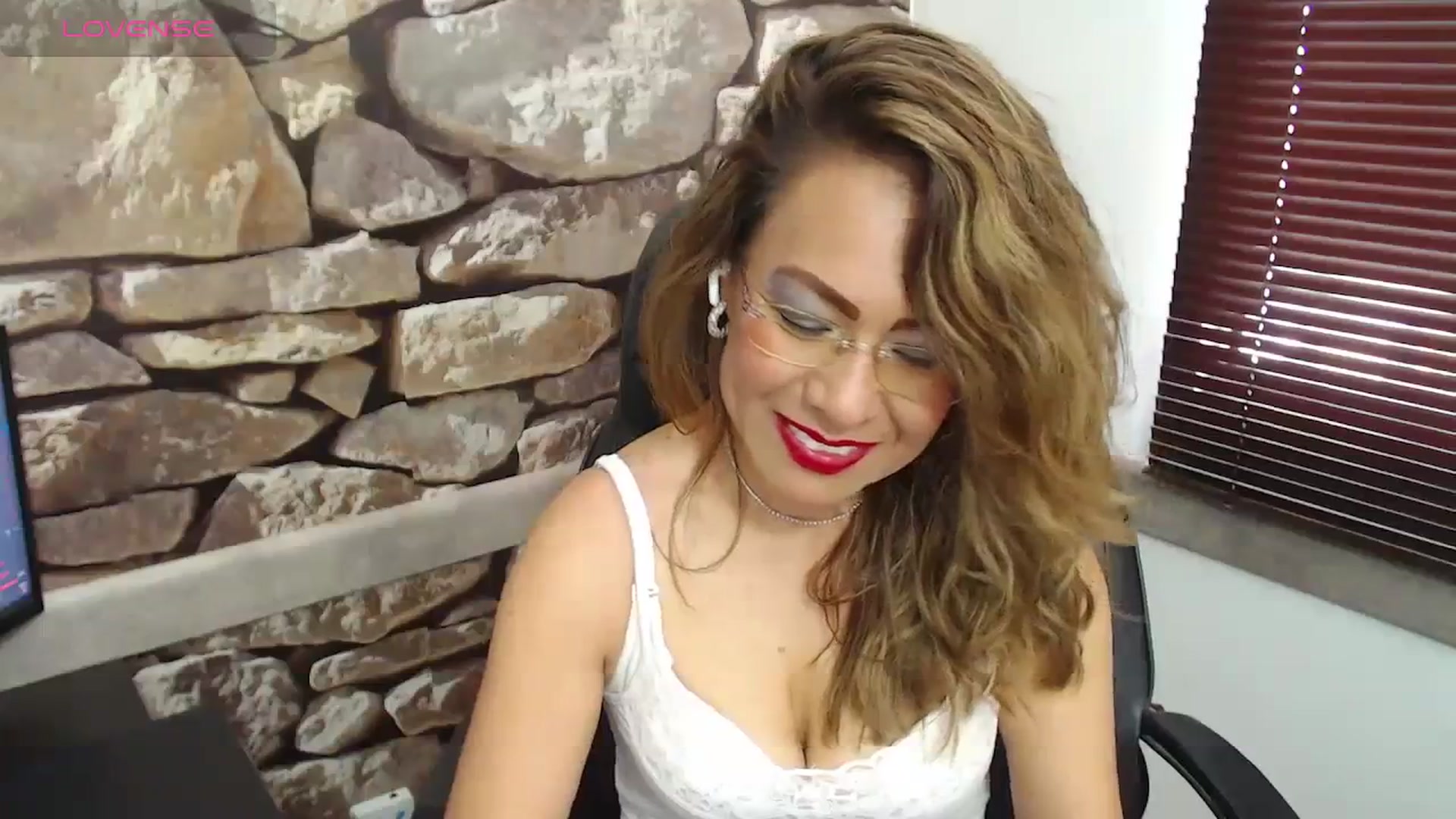 Gallery image thumbnail from office_secret's myfreecams stream on, 11/21/2023, 19:10 image 16 of 20