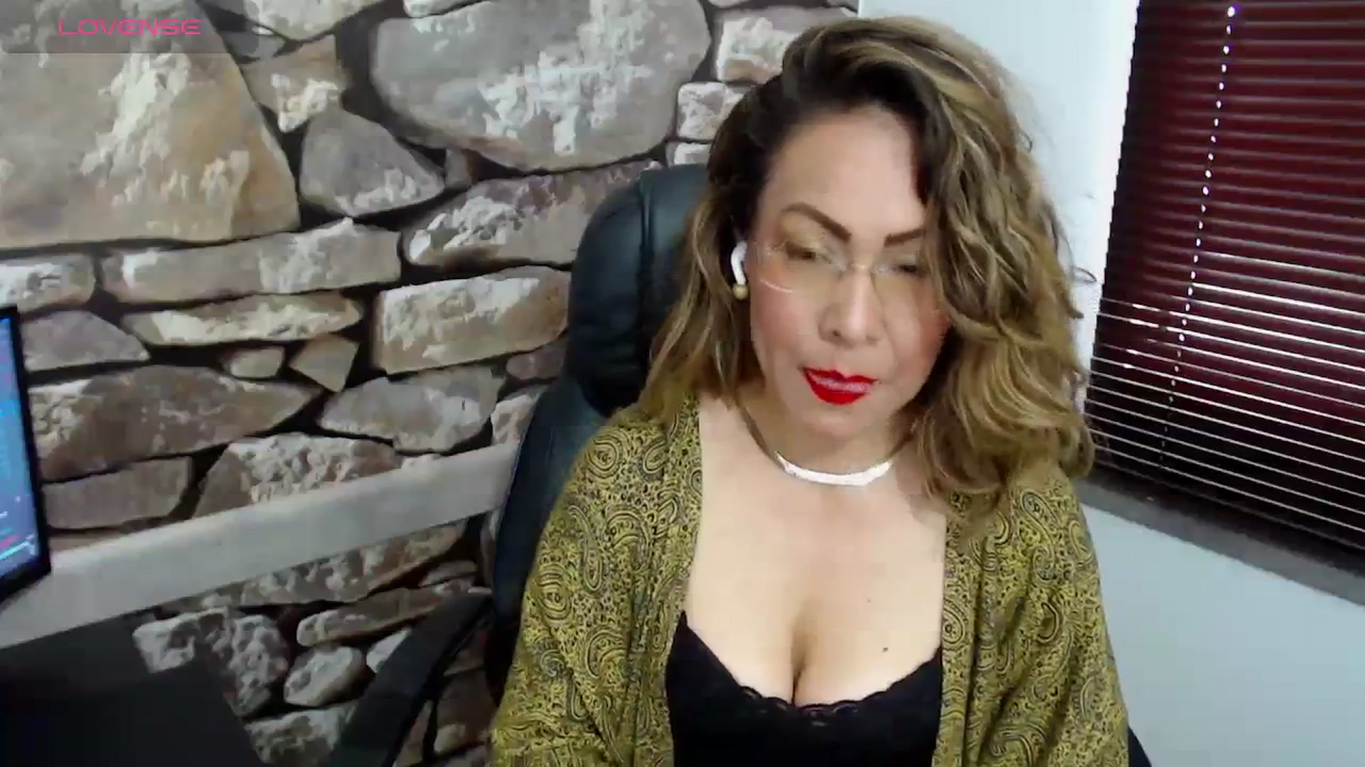 Gallery image thumbnail from office_secret's myfreecams stream on, 11/22/2023, 17:46 image 7 of 20