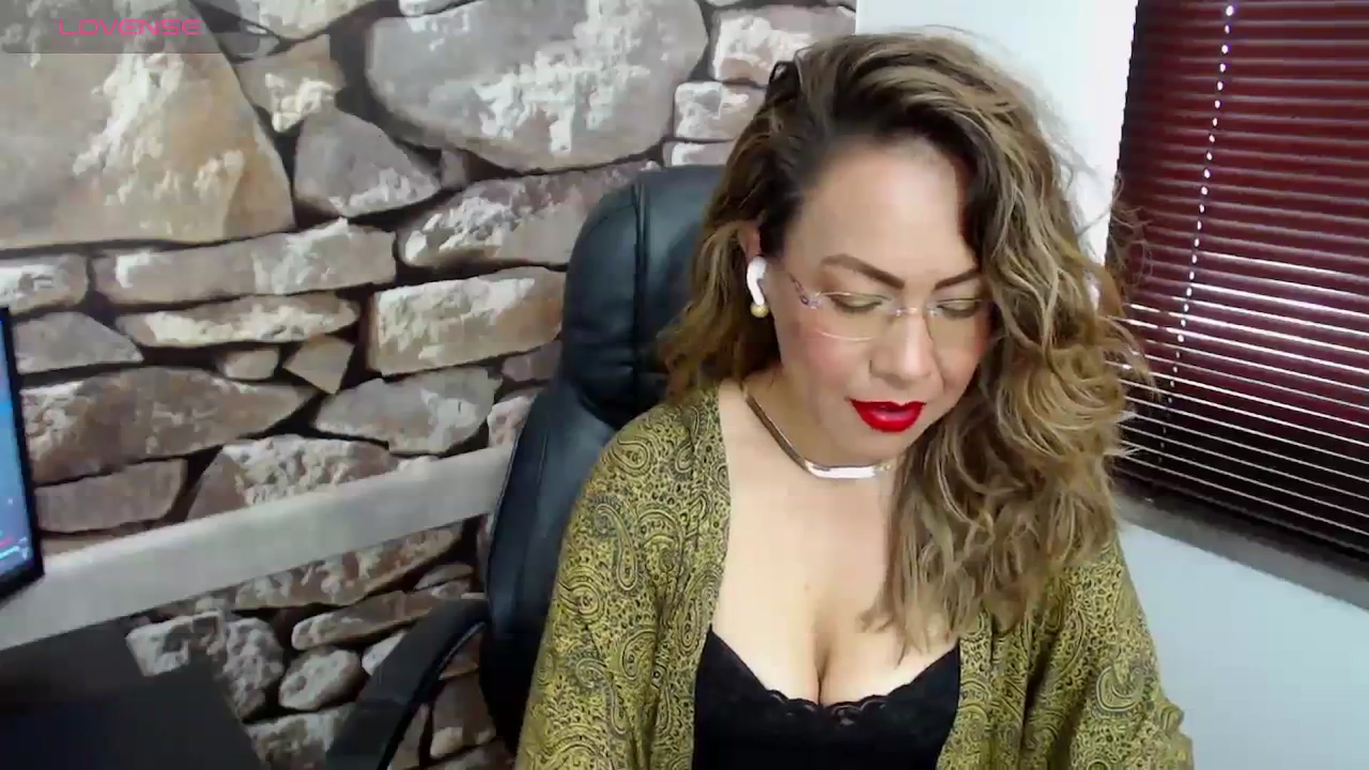 Gallery image thumbnail from office_secret's myfreecams stream on, 11/22/2023, 17:46 image 19 of 20