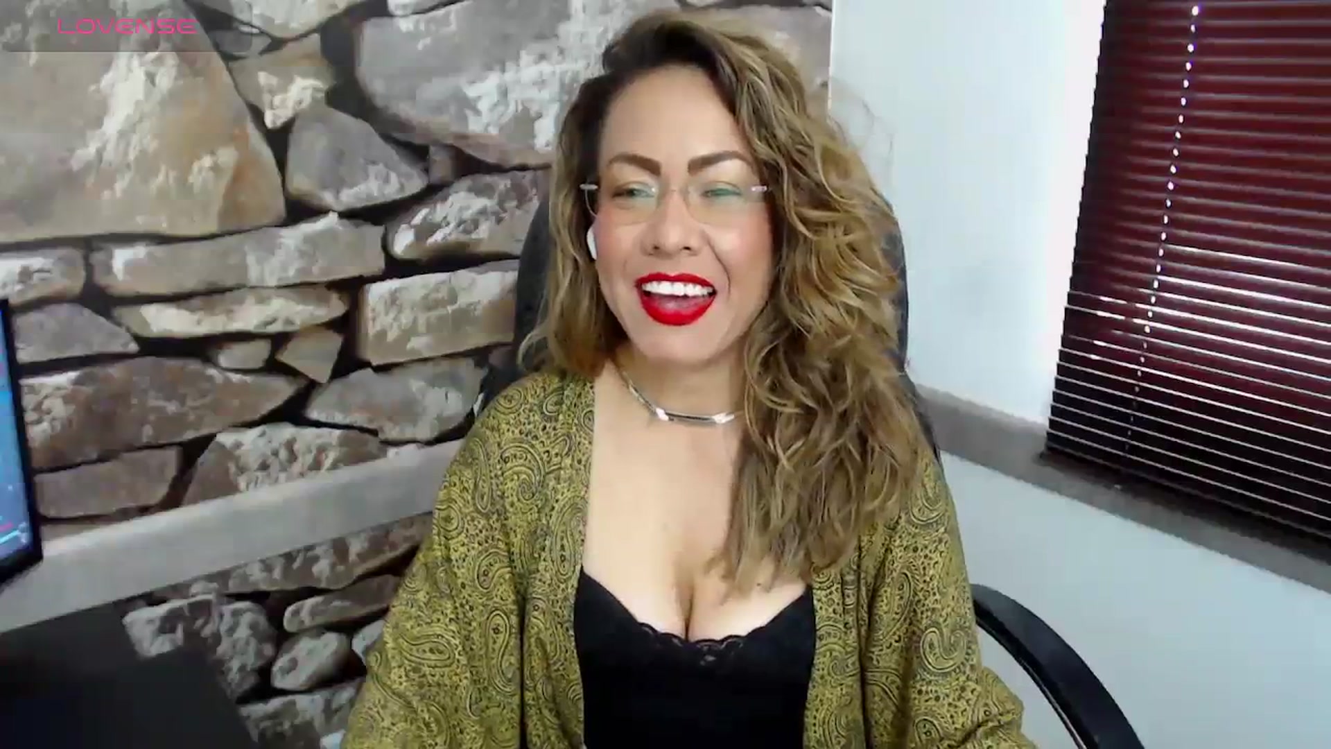 Gallery image thumbnail from office_secret's myfreecams stream on, 11/22/2023, 17:46 image 17 of 20