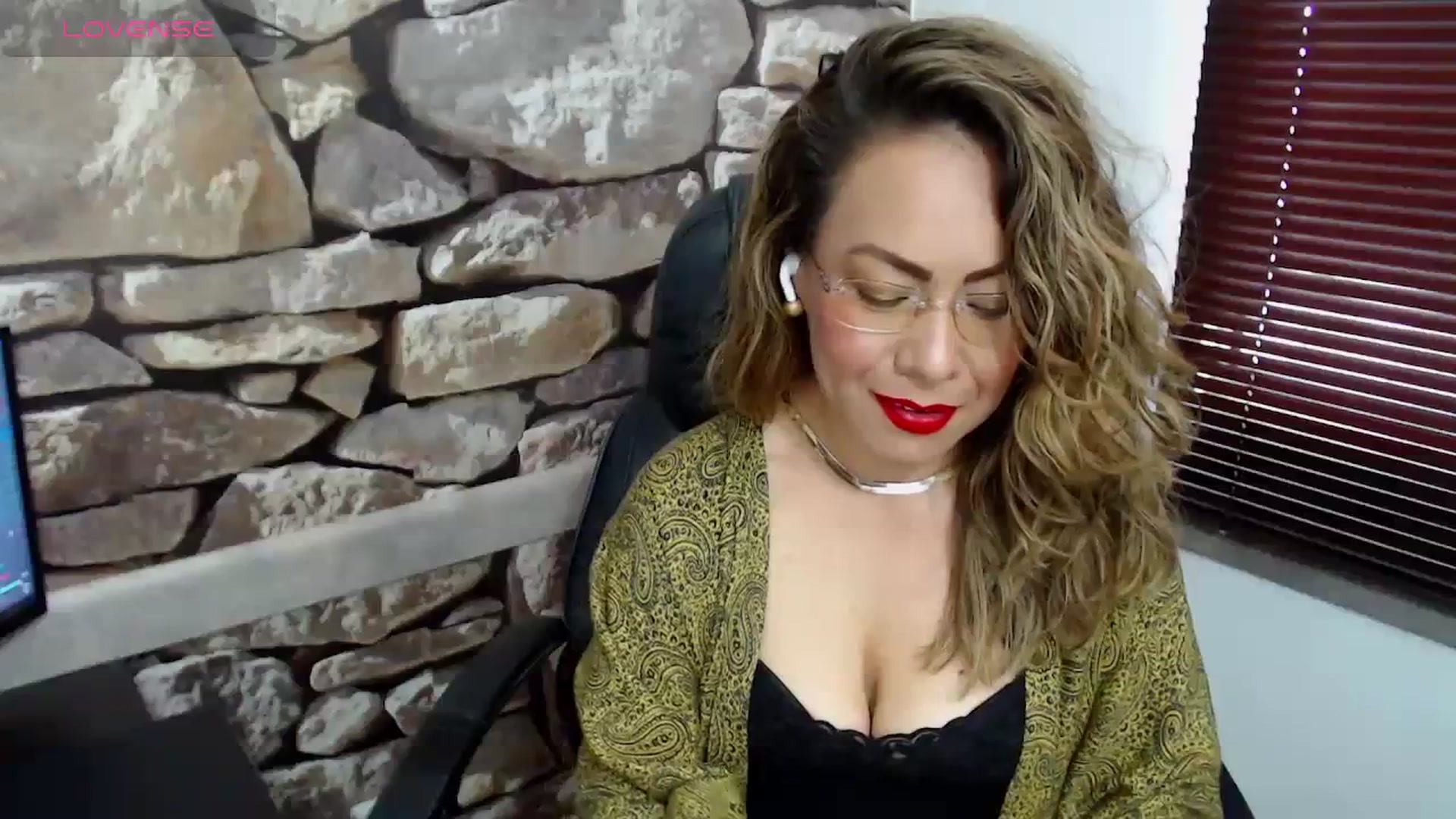 Gallery image thumbnail from office_secret's myfreecams stream on, 11/22/2023, 17:46 image 16 of 20