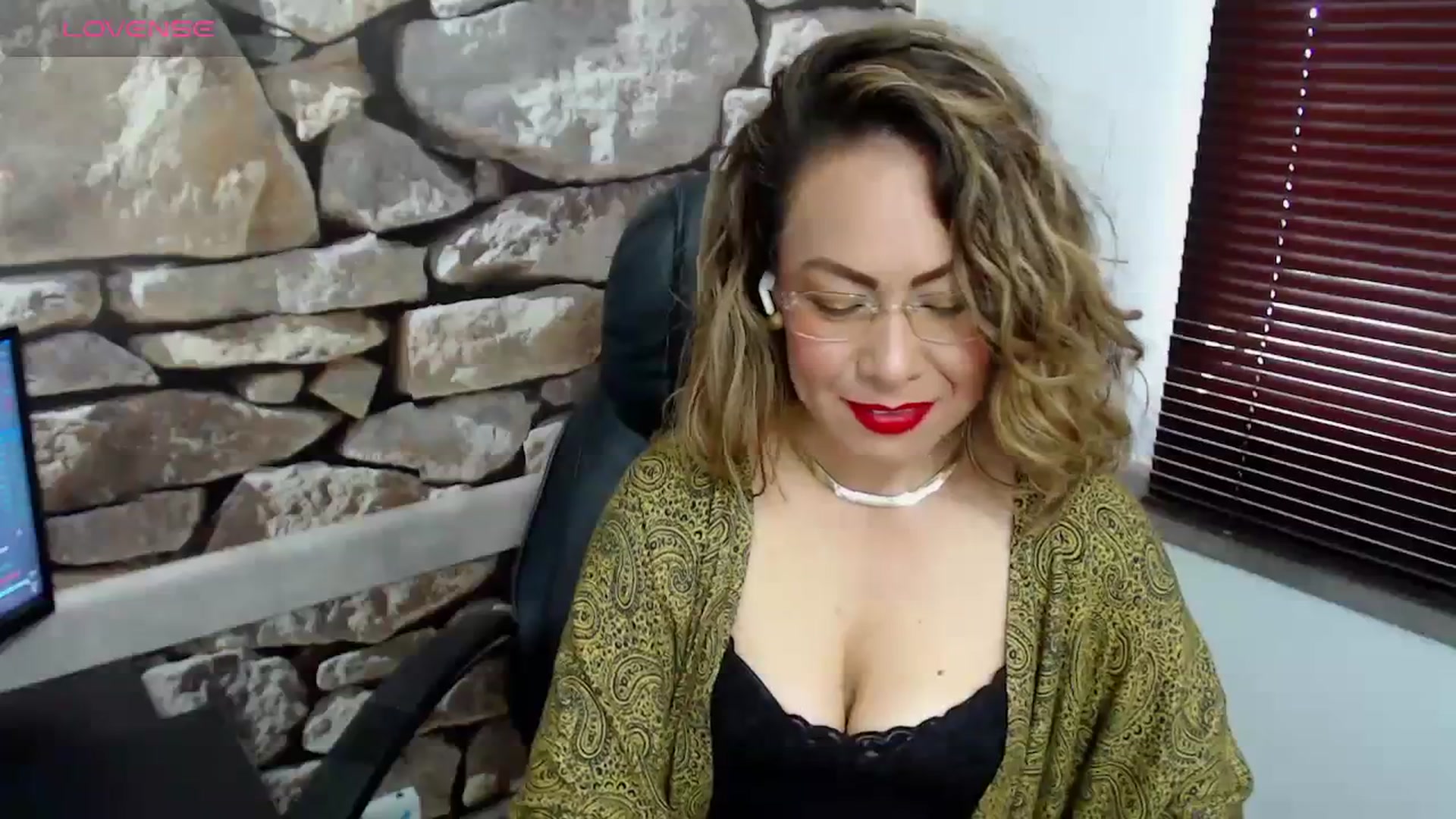 Gallery image thumbnail from office_secret's myfreecams stream on, 11/22/2023, 17:46 image 6 of 20