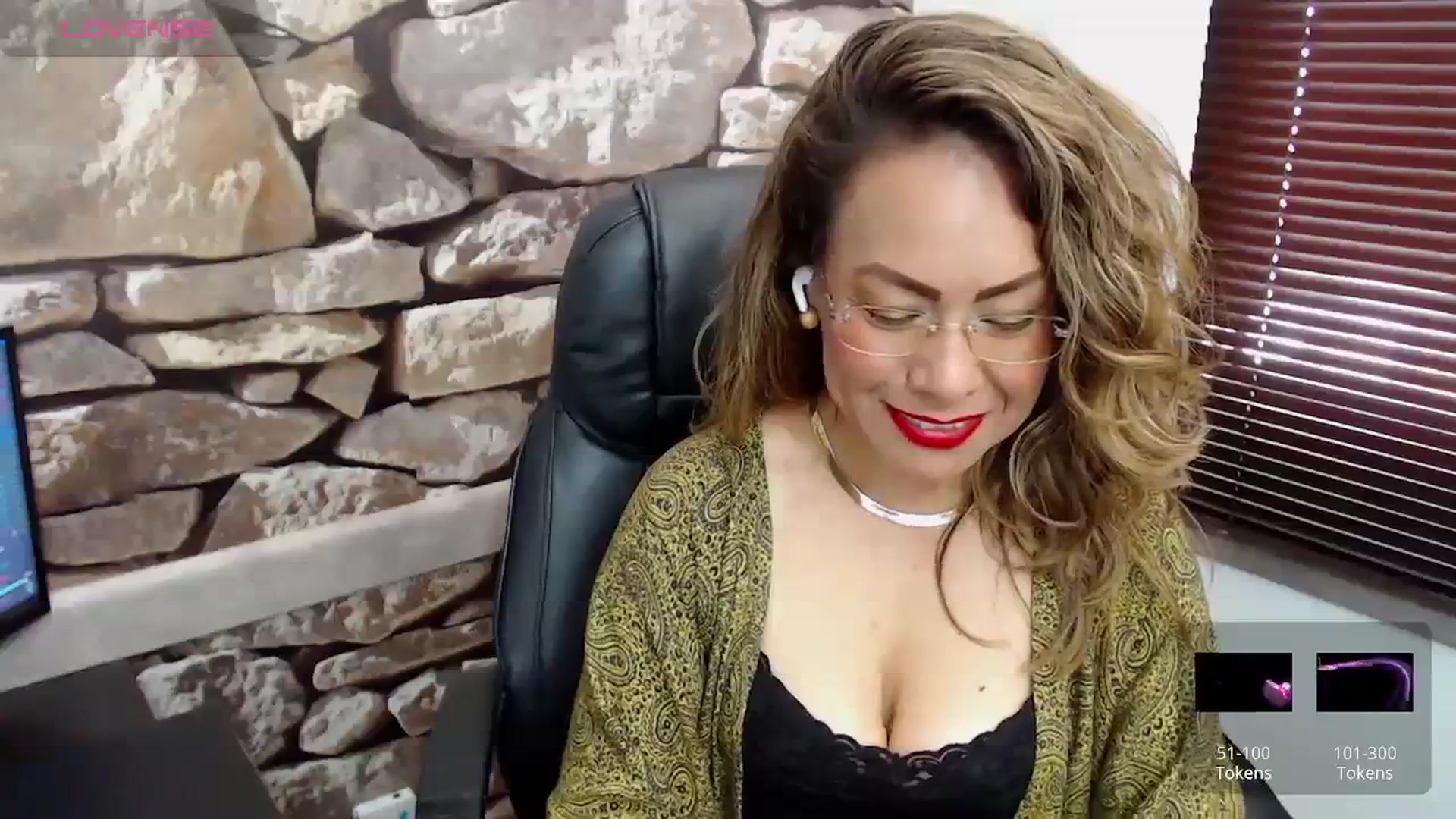 Gallery image thumbnail from office_secret's myfreecams stream on, 11/22/2023, 19:09 image 6 of 20