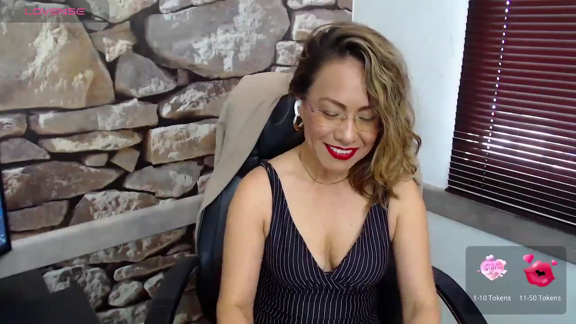 Gallery image thumbnail from office_secret's myfreecams stream on, 11/28/2023, 19:09 image 4 of 20