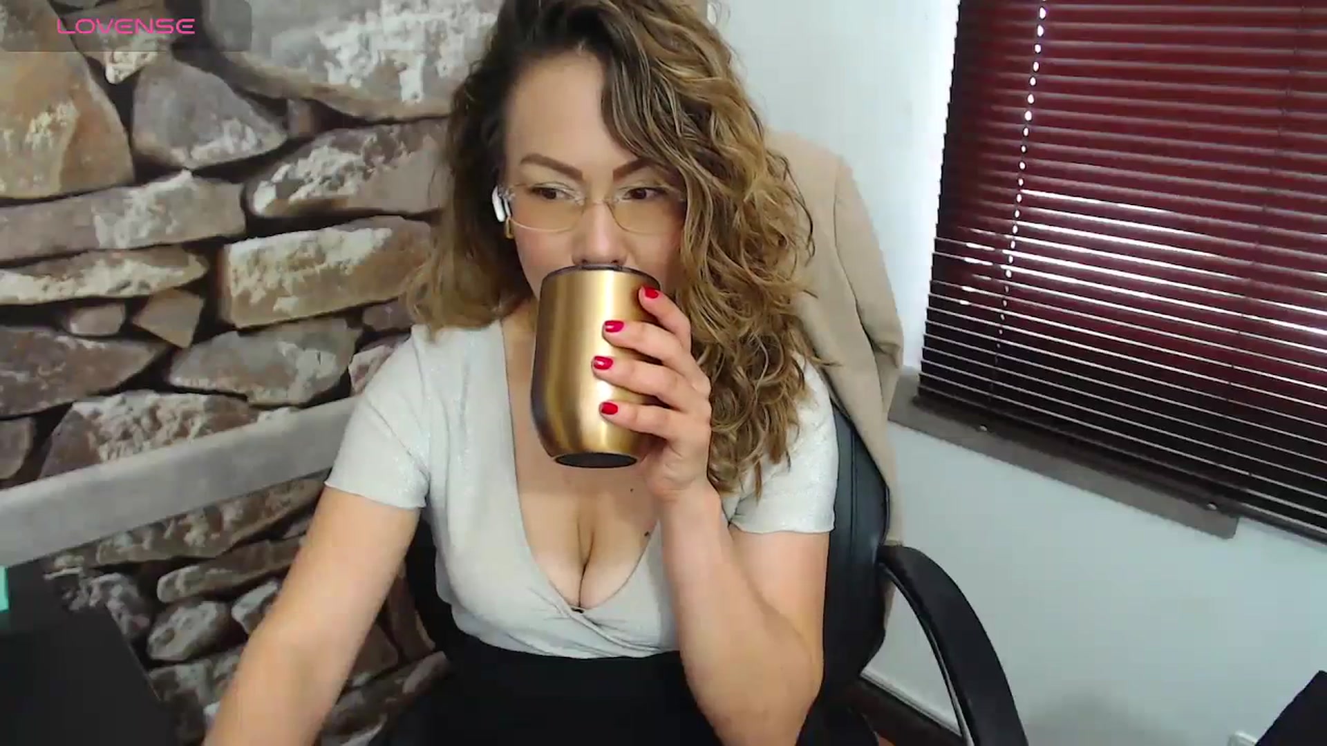 Gallery image thumbnail from office_secret's myfreecams stream on, 12/05/2023, 17:34 image 10 of 20
