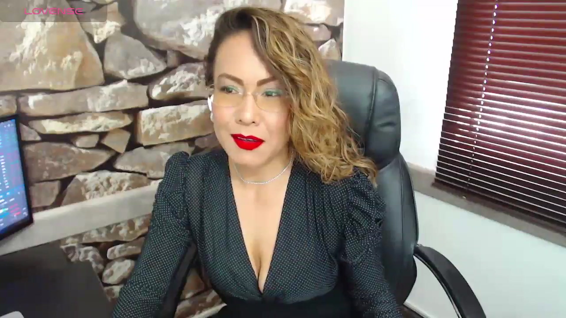 Gallery image thumbnail from office_secret's myfreecams stream on, 12/06/2023, 17:56 image 9 of 20